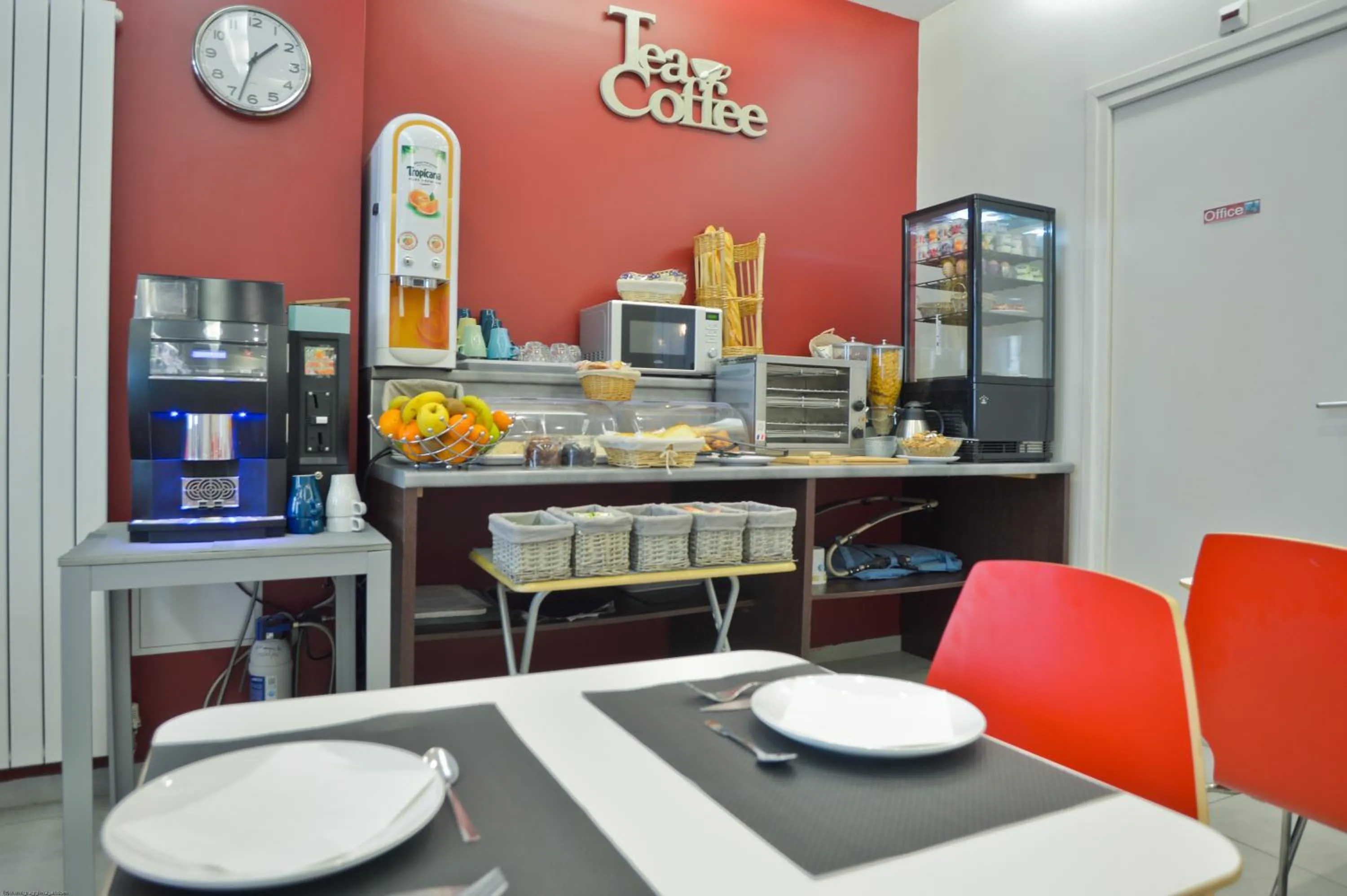 Food and drinks in Hôtel du Quai de Seine