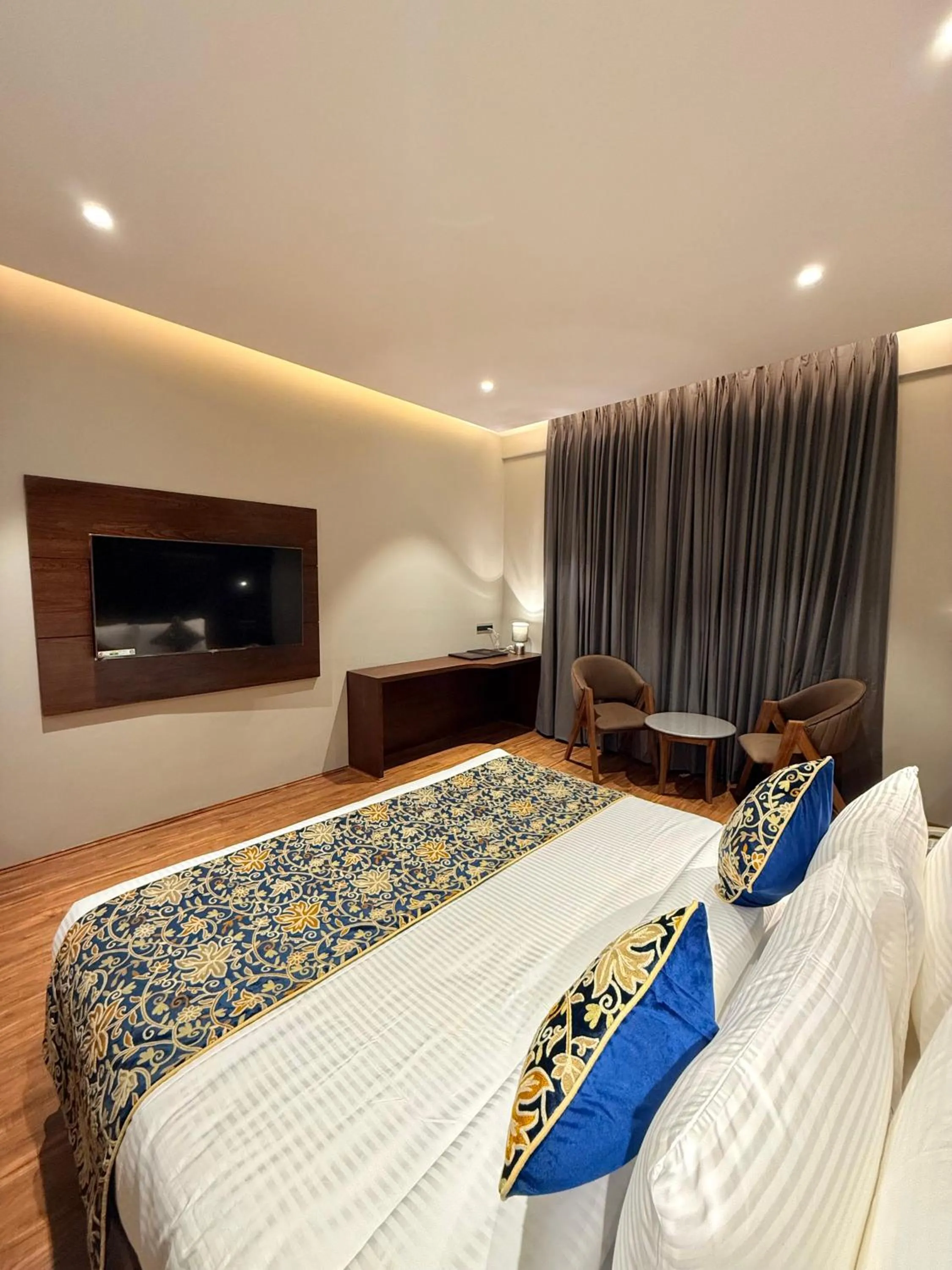 Bedroom, Bed in The Olive Hotel Srinagar