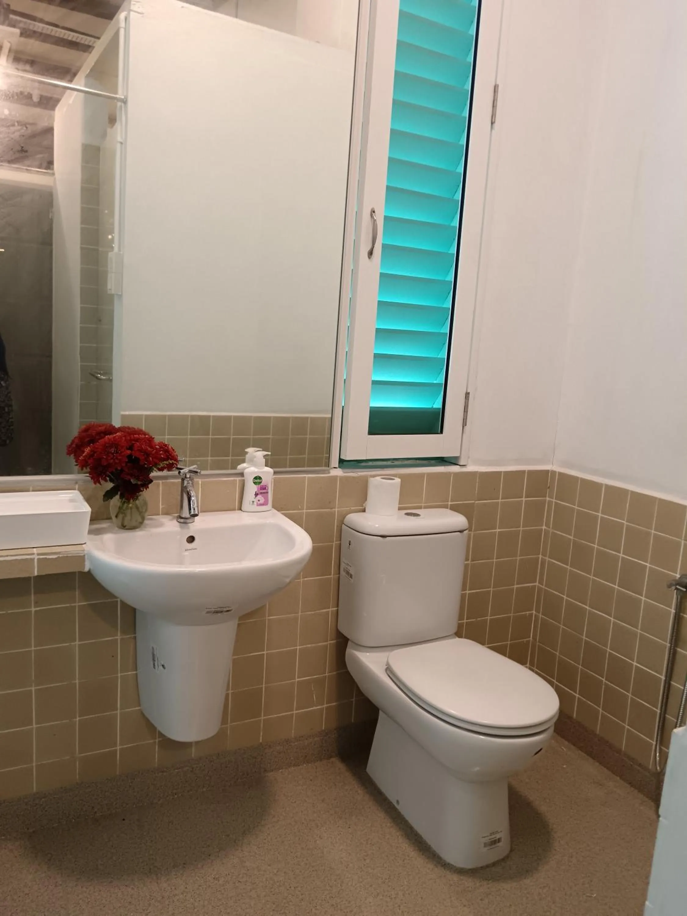 Toilet in The Georgetown Green Gates