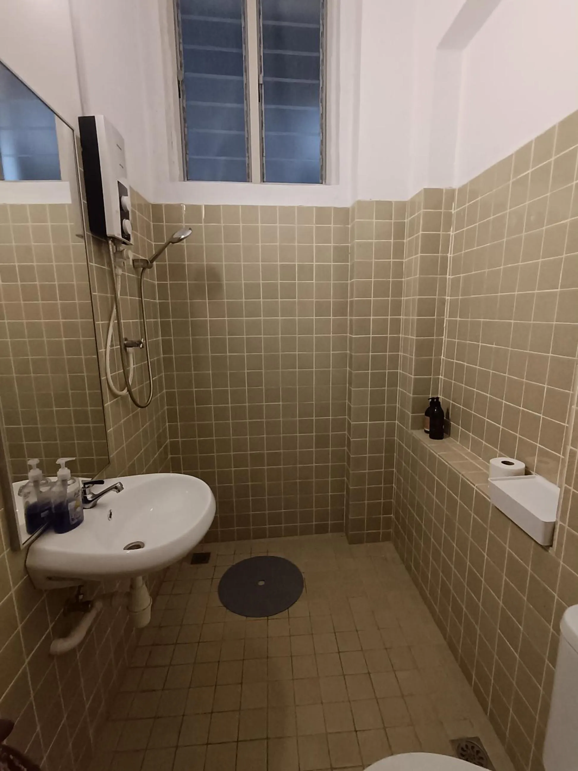 Shower in The Georgetown Green Gates