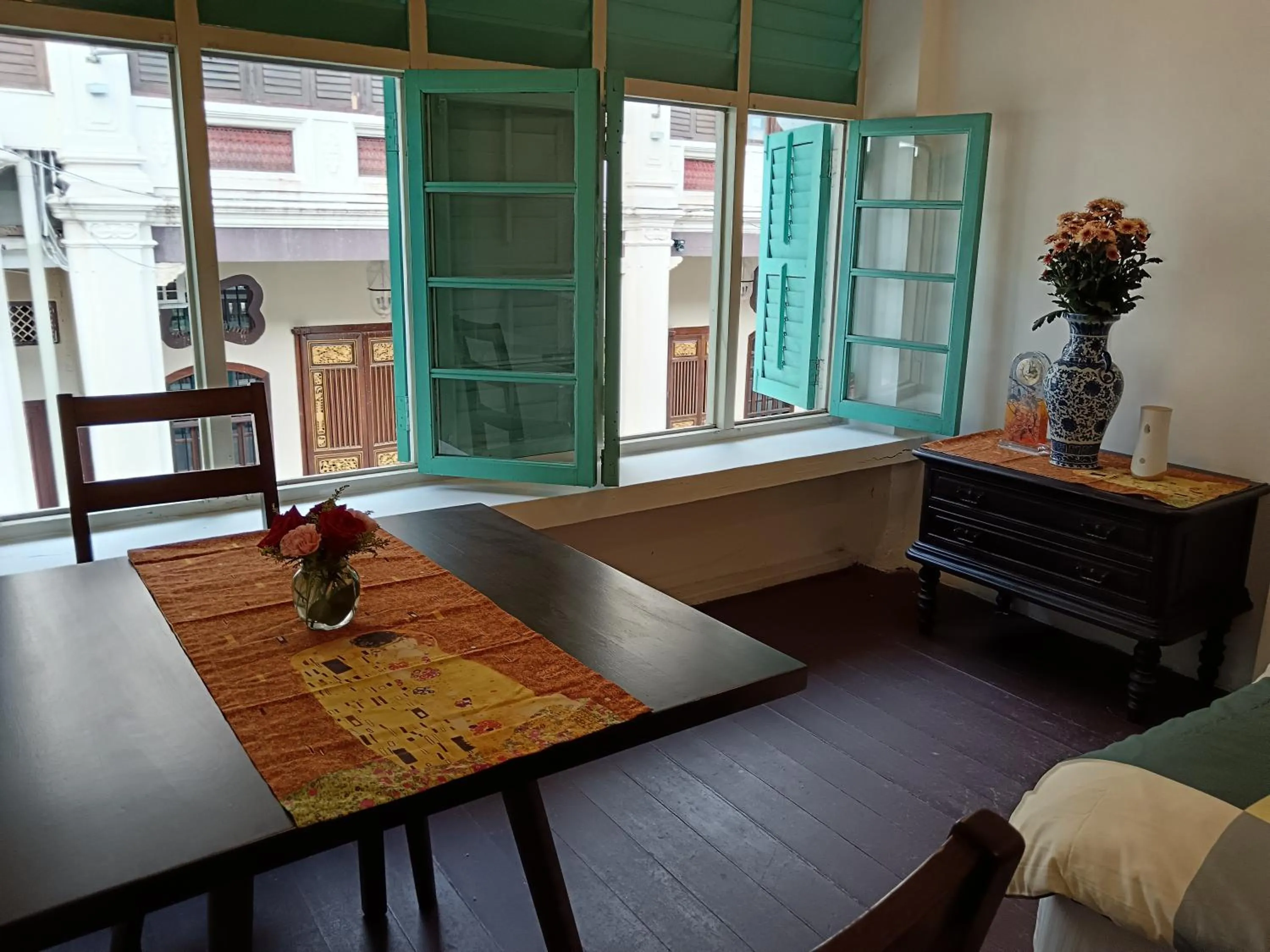 Seating area in The Georgetown Green Gates