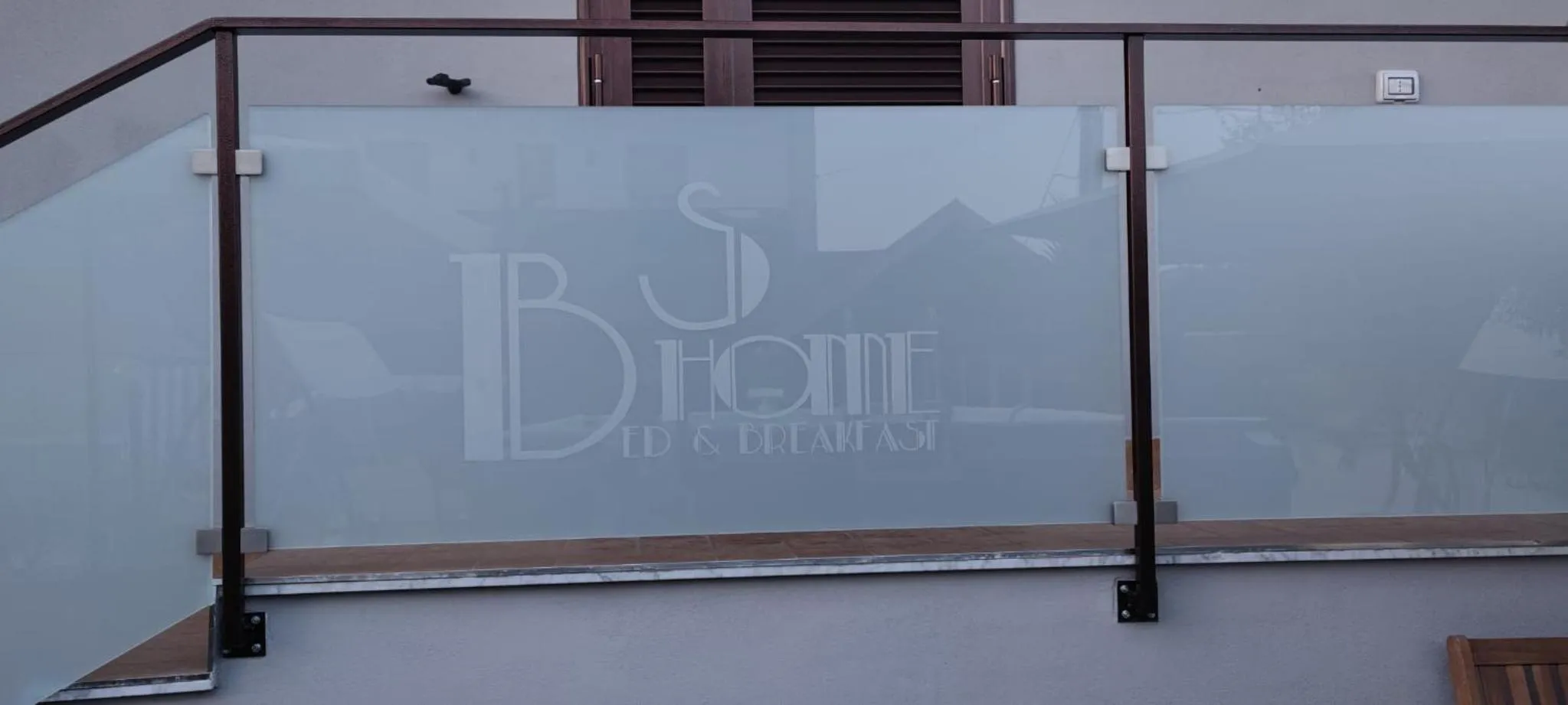 Text overlay in B&B S Home