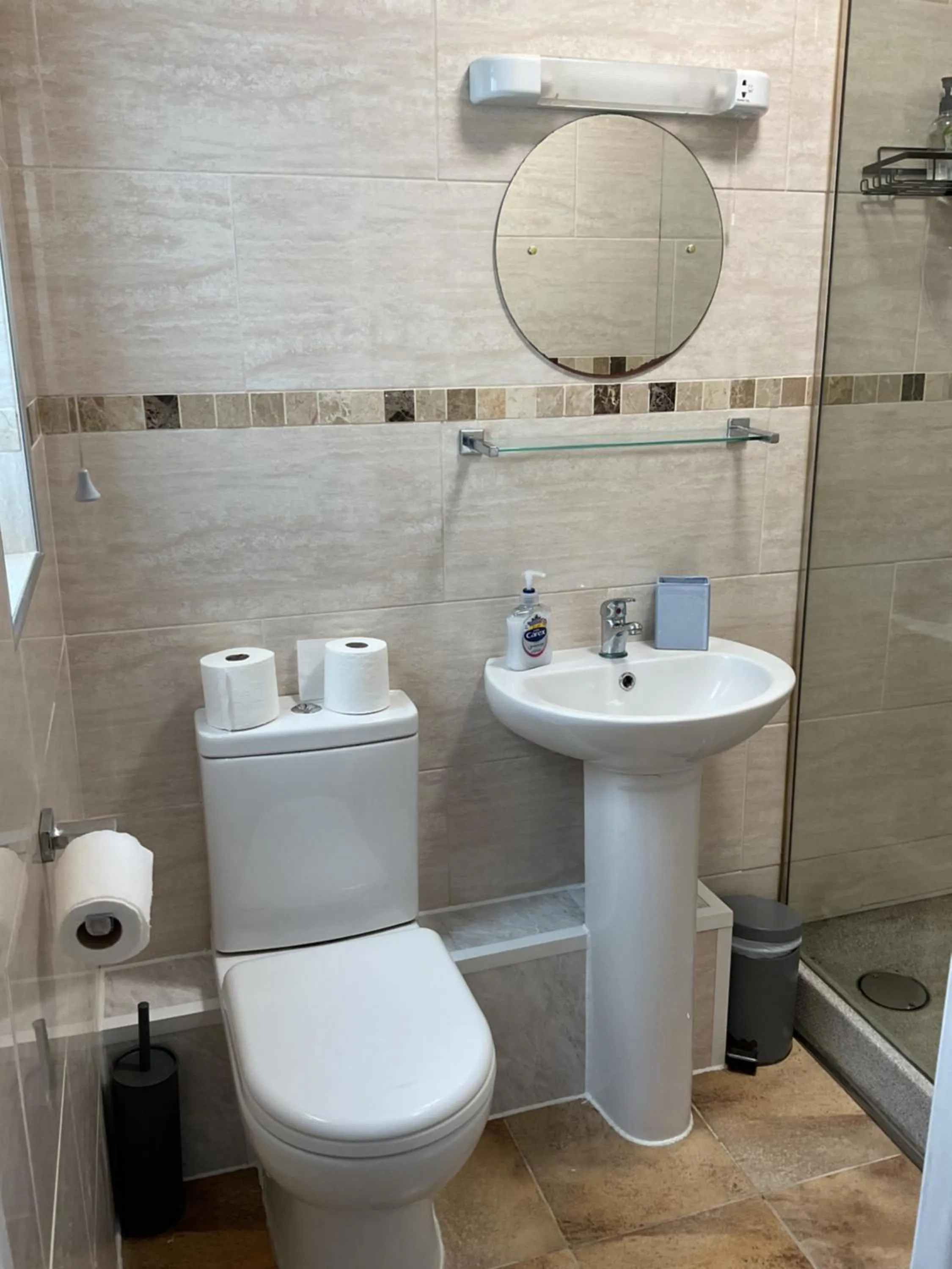 Shower in The Brentwood Hotel Porthcawl