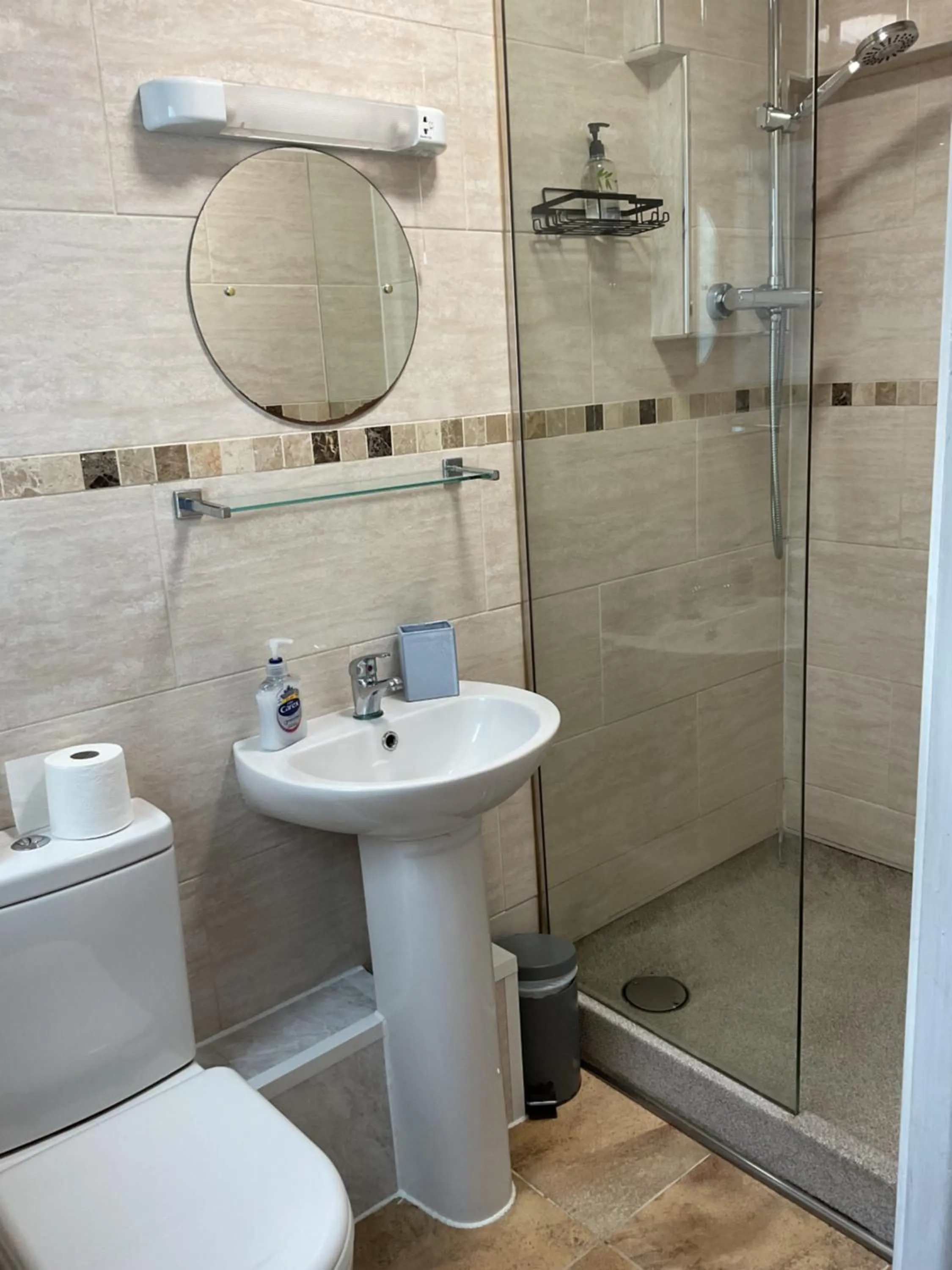 Shower in The Brentwood Hotel Porthcawl