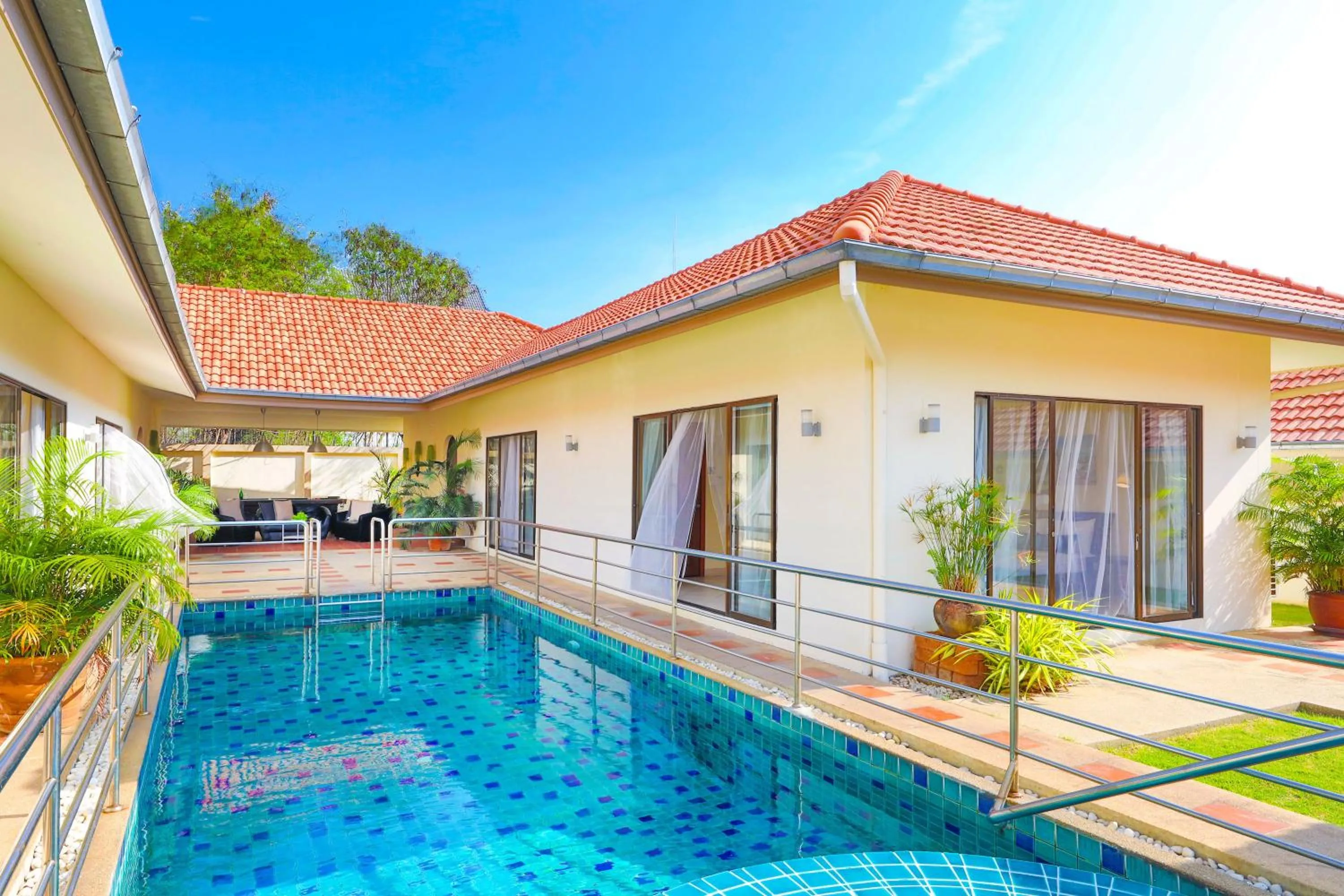Swimming pool in Tortuga Villas Pattaya
