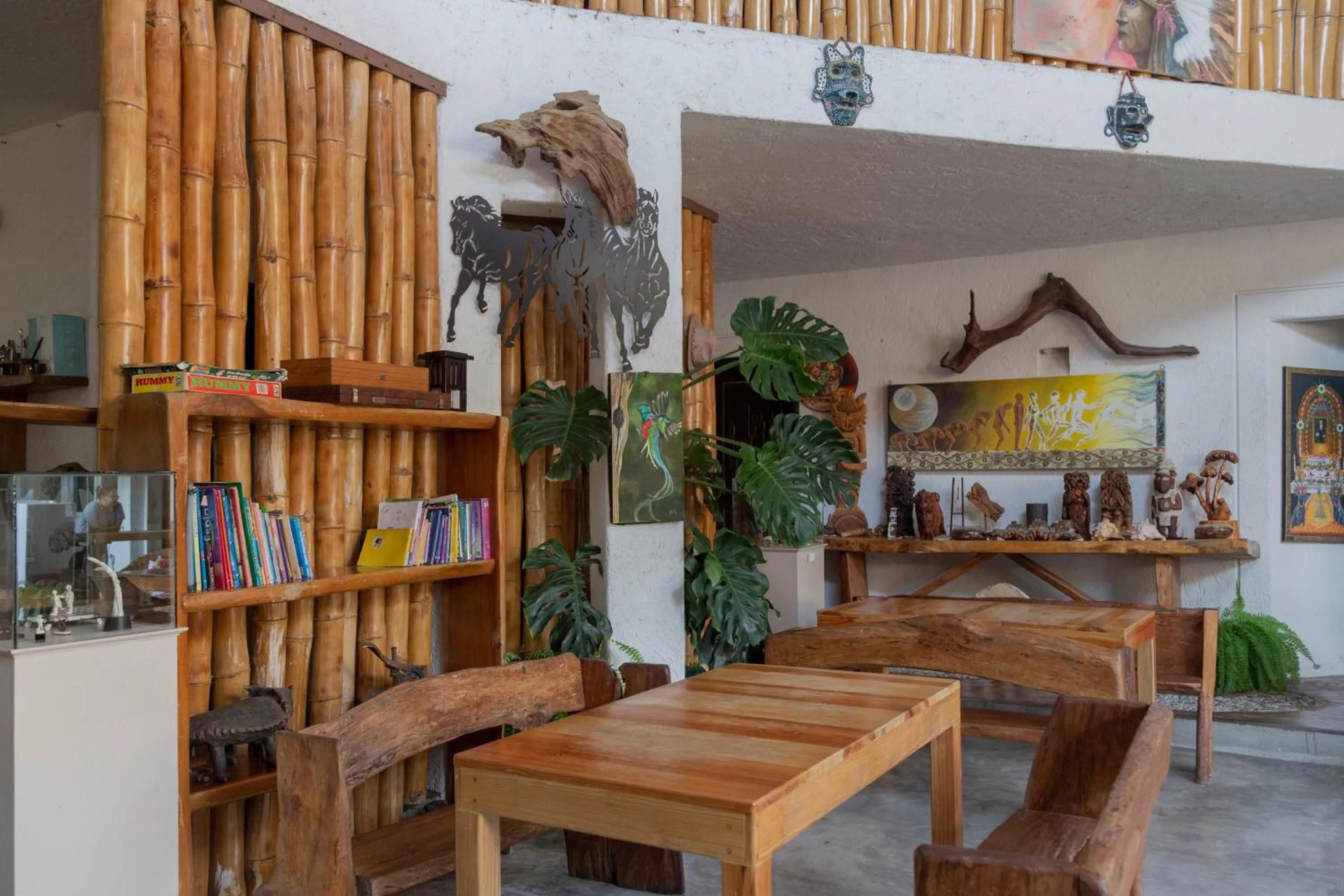 Library in Hotel Casa Lasibe Café