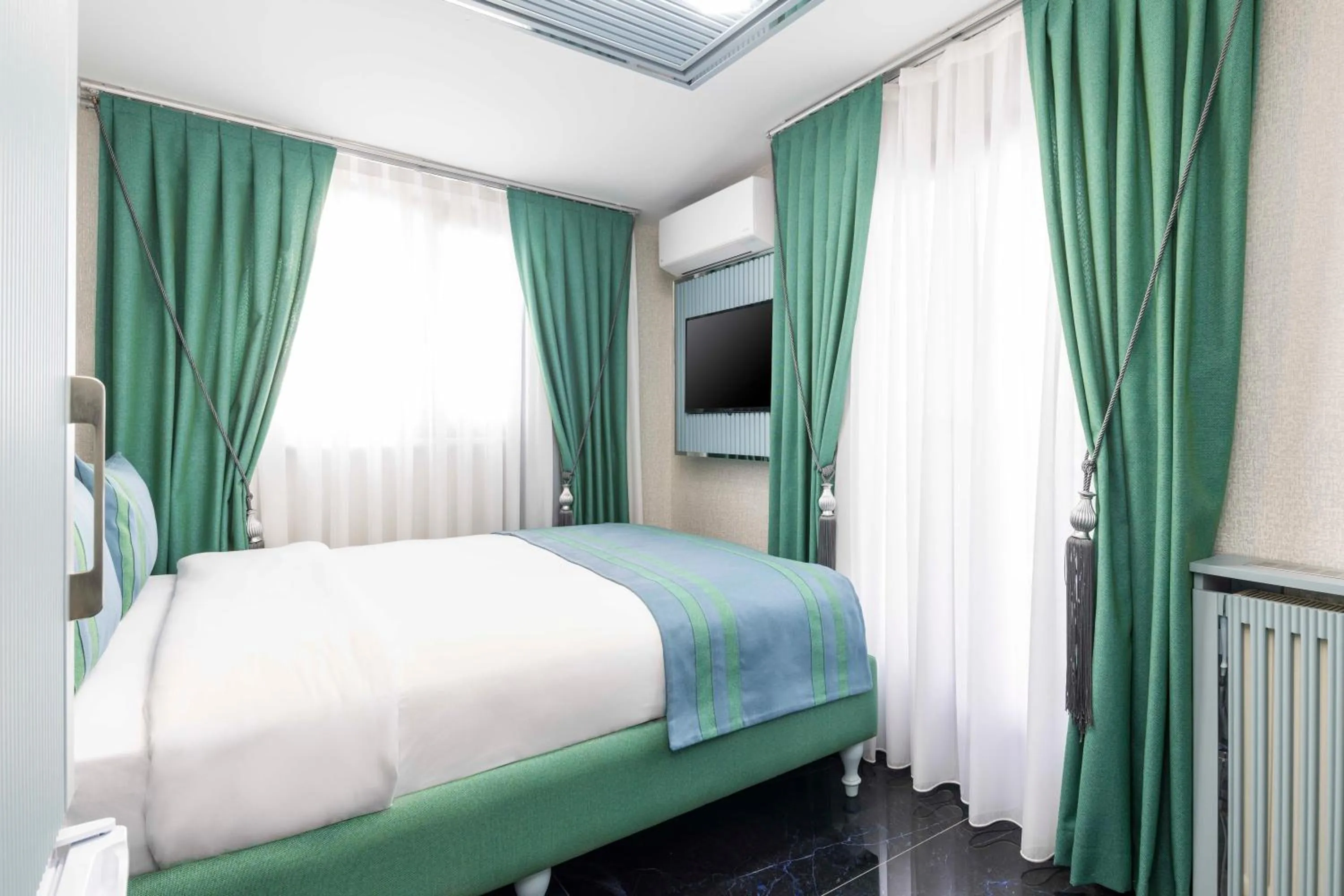 Photo of the whole room, Bed in Santa Rio Gold Taxim Hotel