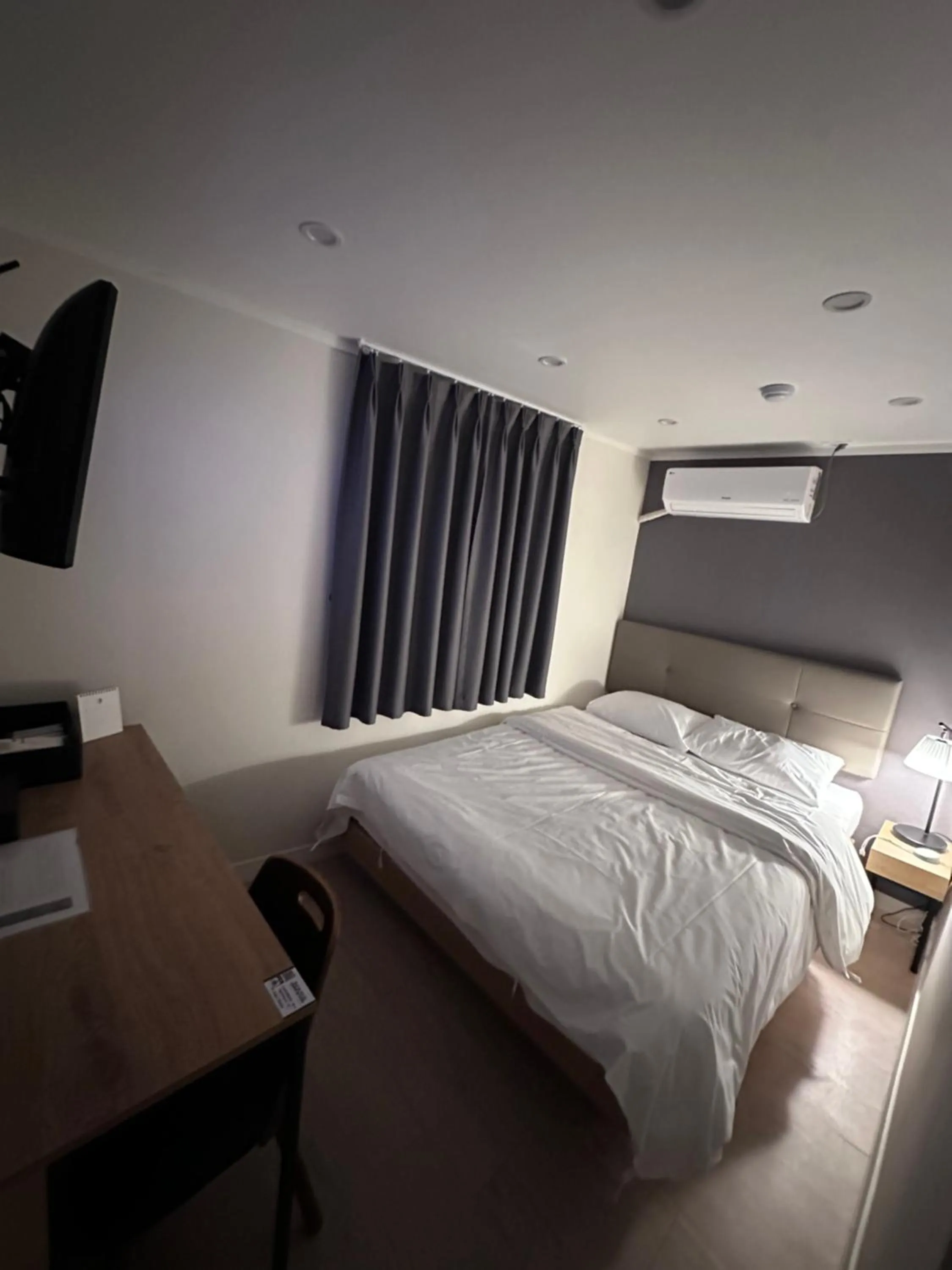 Property building, Bed in About Stay Dongdaemun