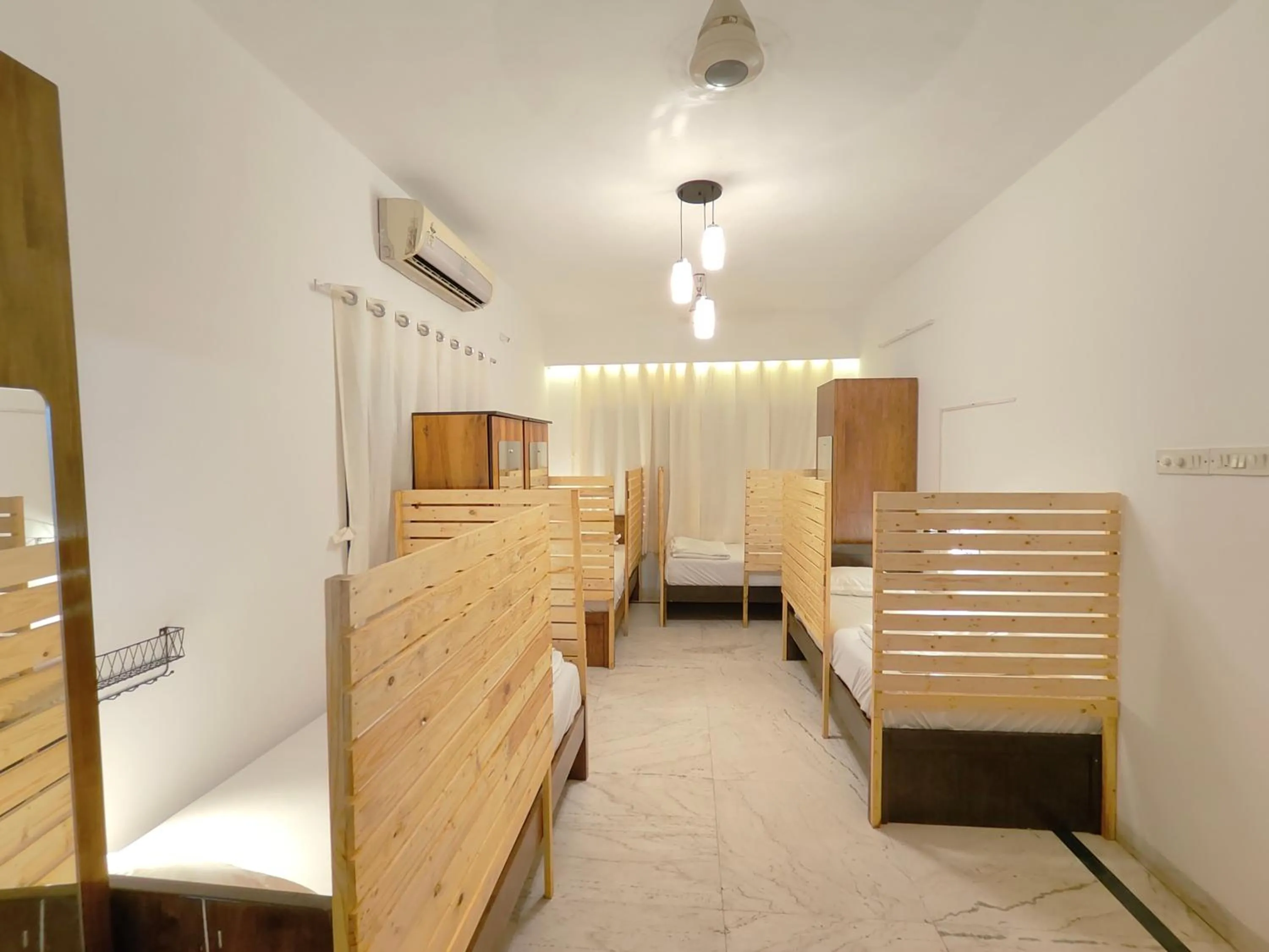 HOSHTEL99 - LUX - Stay, Cowork and Cafe - Luxurious Twin Bungalow