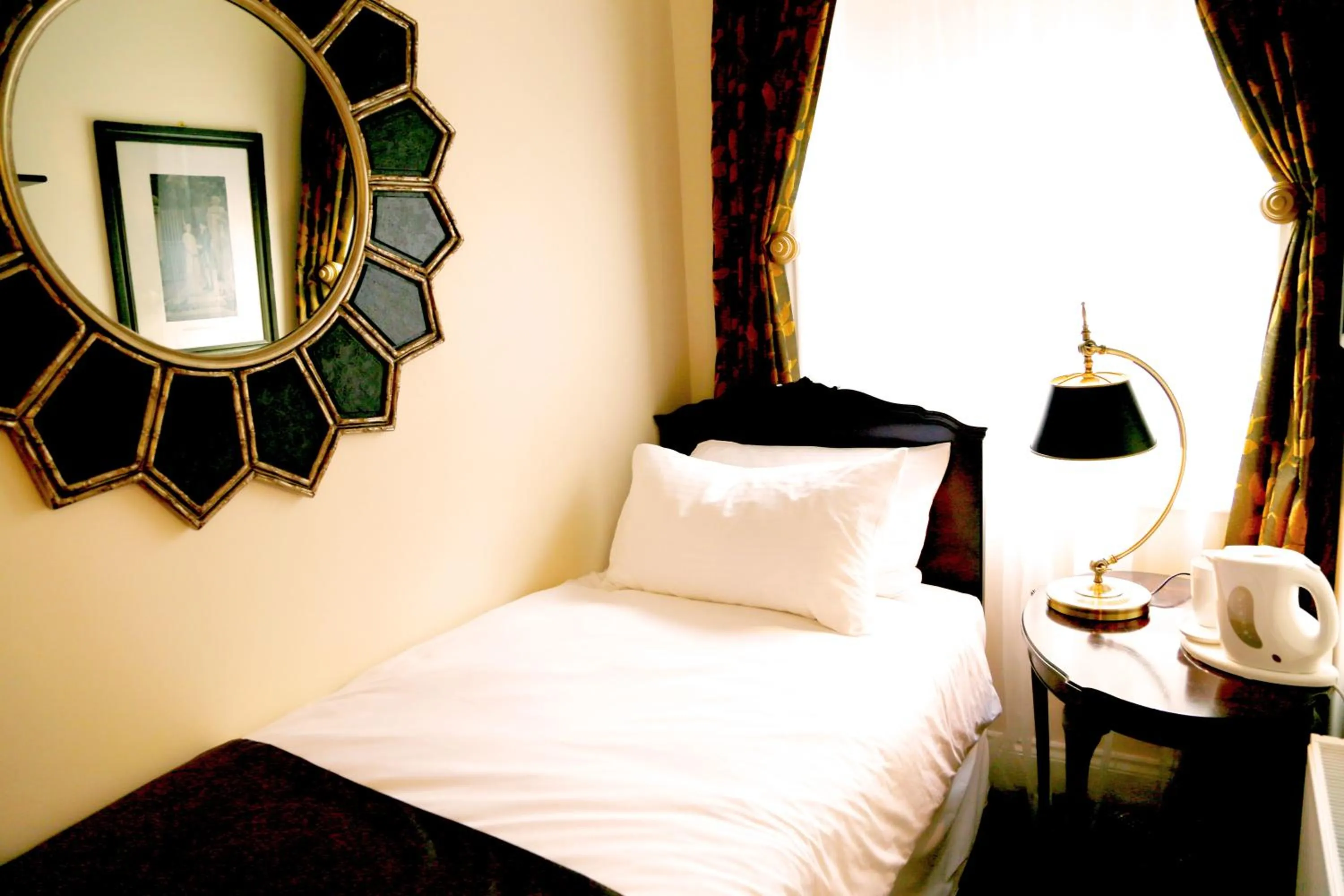 Bedroom, Bed in Number 8 The Townhouse