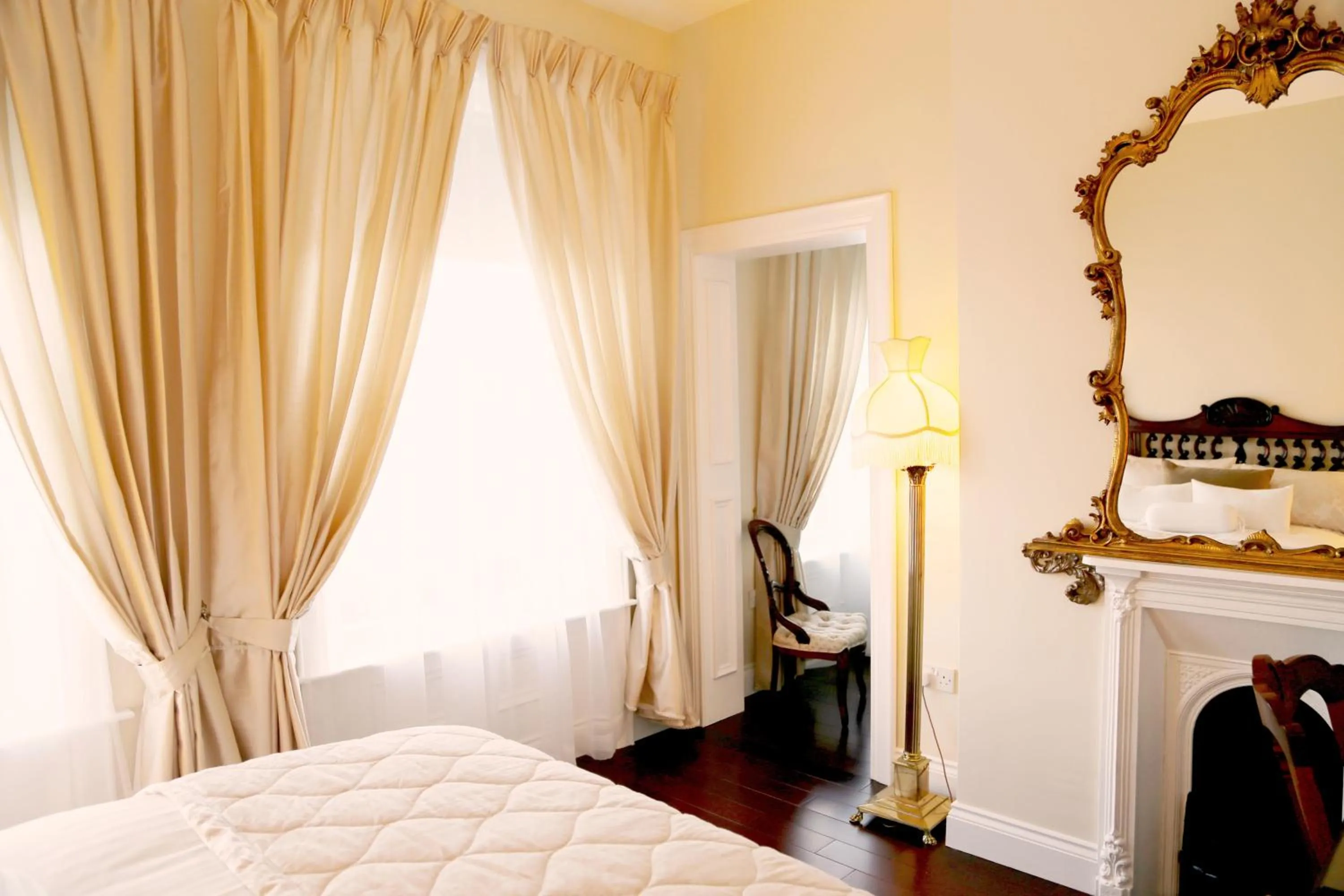 Bedroom, Bed in Number 8 The Townhouse