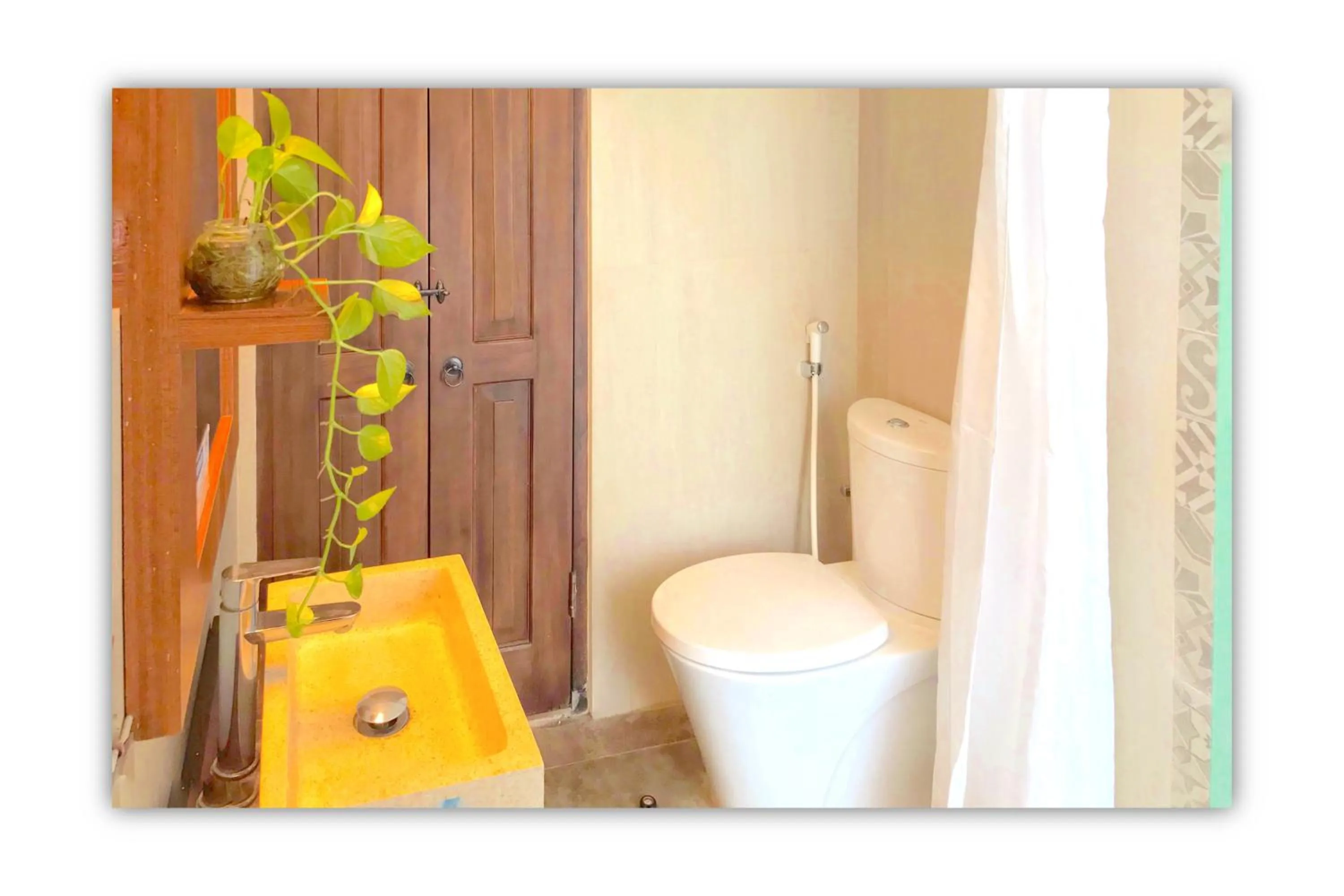 Toilet in Rumah Kandjani By Makati