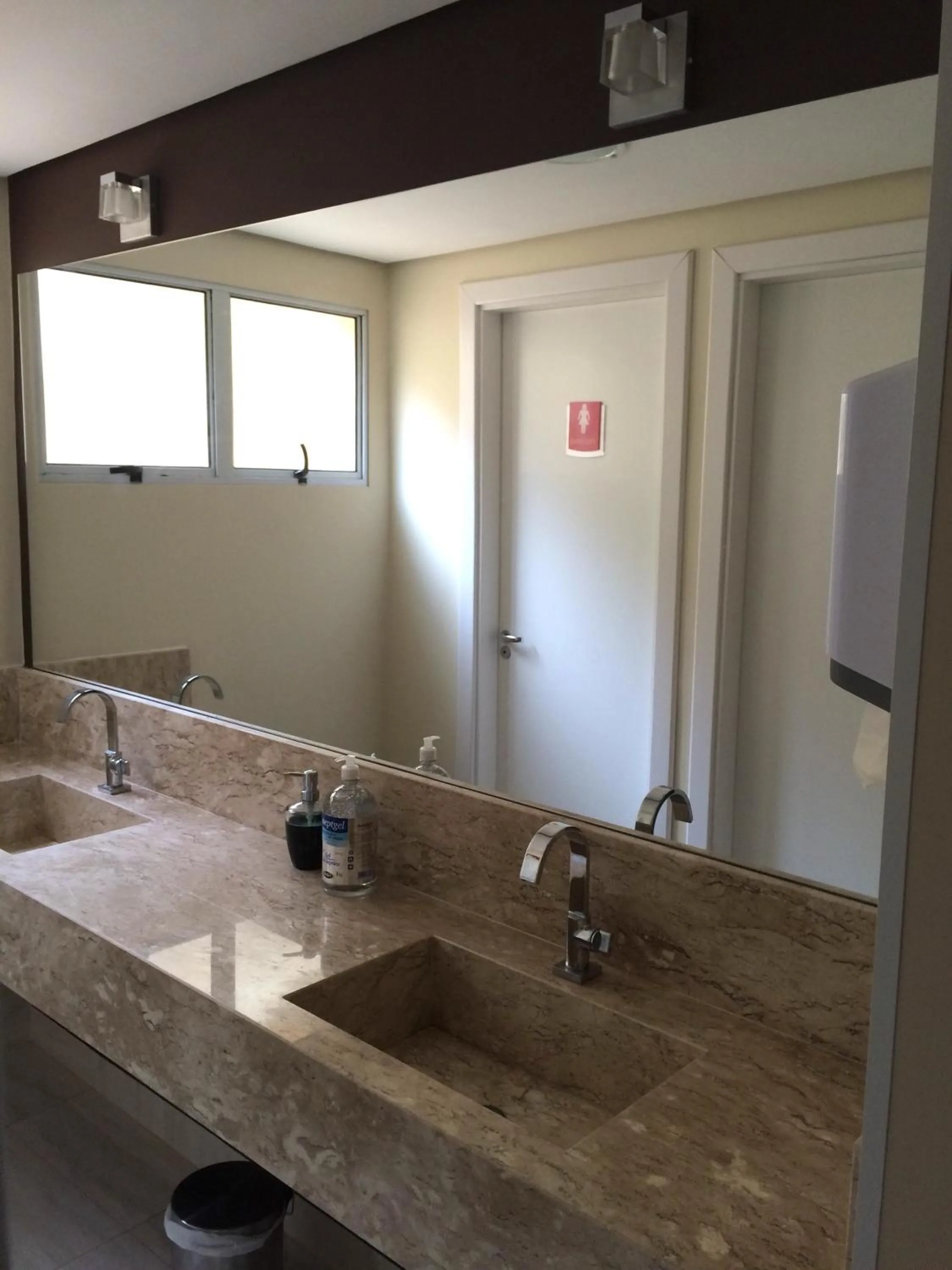 Communal lounge/ TV room in Flor Que Ri - Flats Mobiliados na Melhor Localização