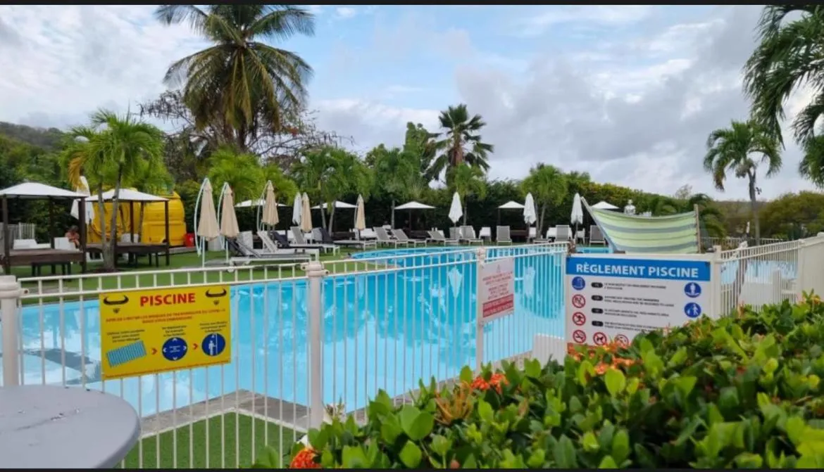 Swimming pool in Le Mahogany Rouge