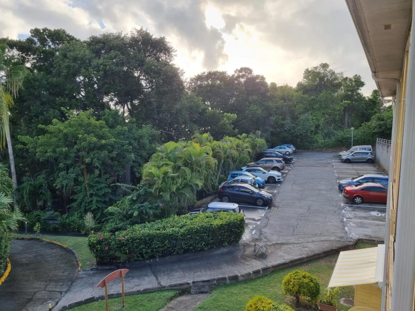 Parking in Le Mahogany Rouge