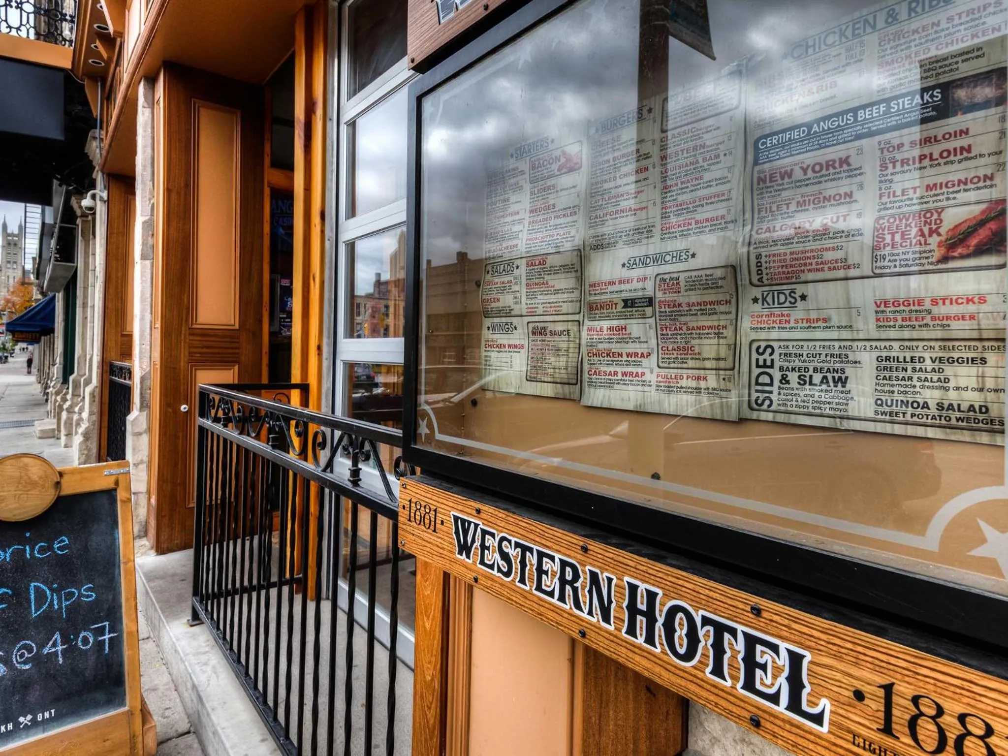 Restaurant/places to eat in Western Hotel & Executive Suites