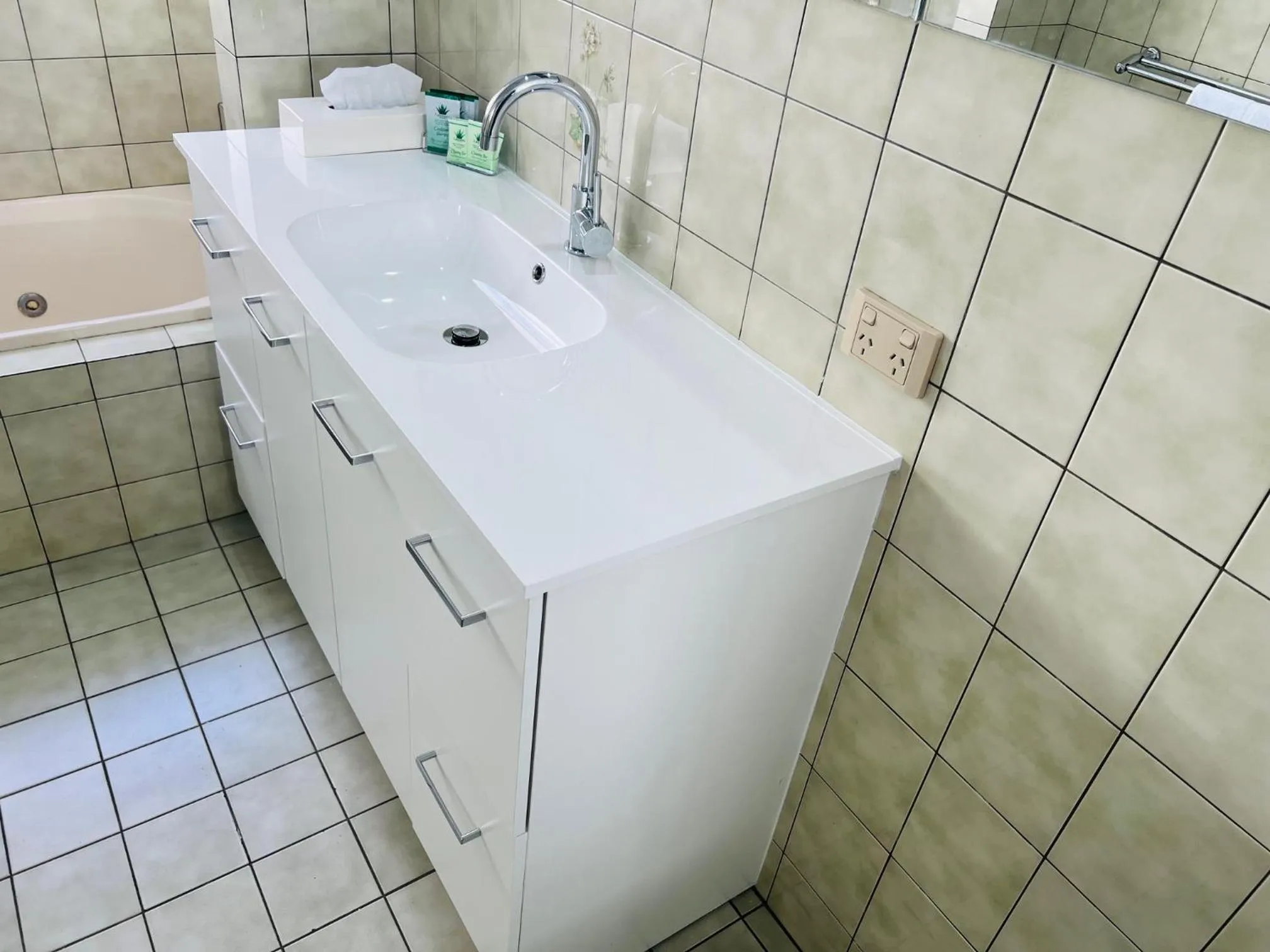 Bathroom in The Cottage Motor Inn Albury CBD