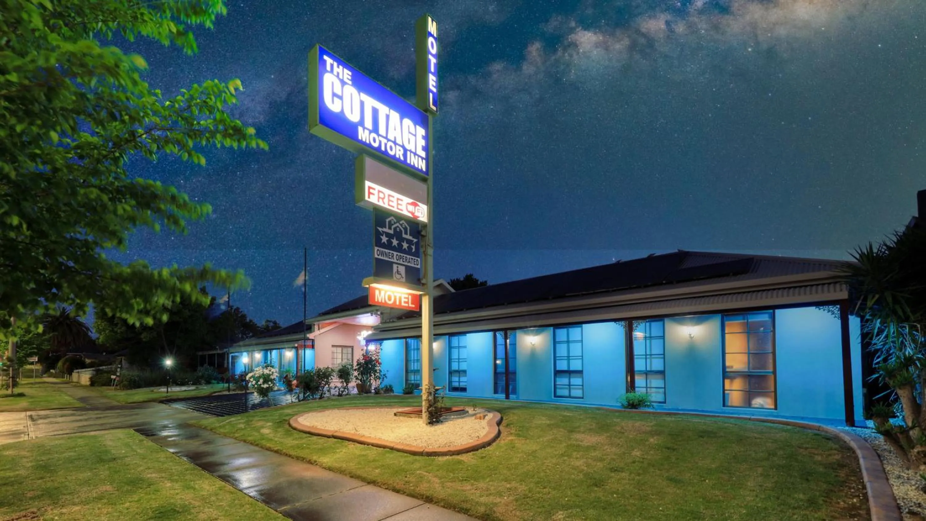 Facade/entrance in The Cottage Motor Inn Albury CBD