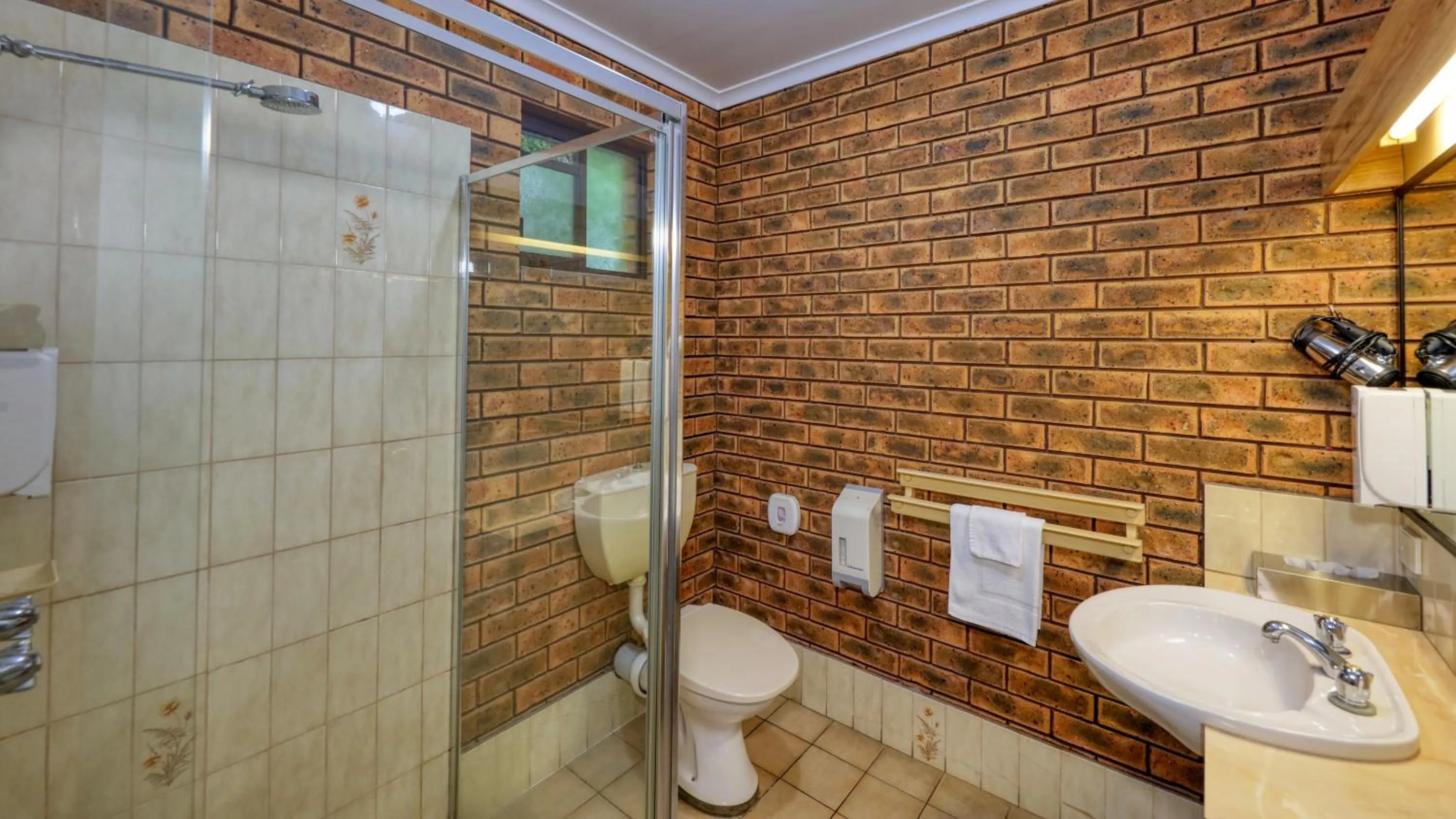 Shower in The Cottage Motor Inn Albury CBD