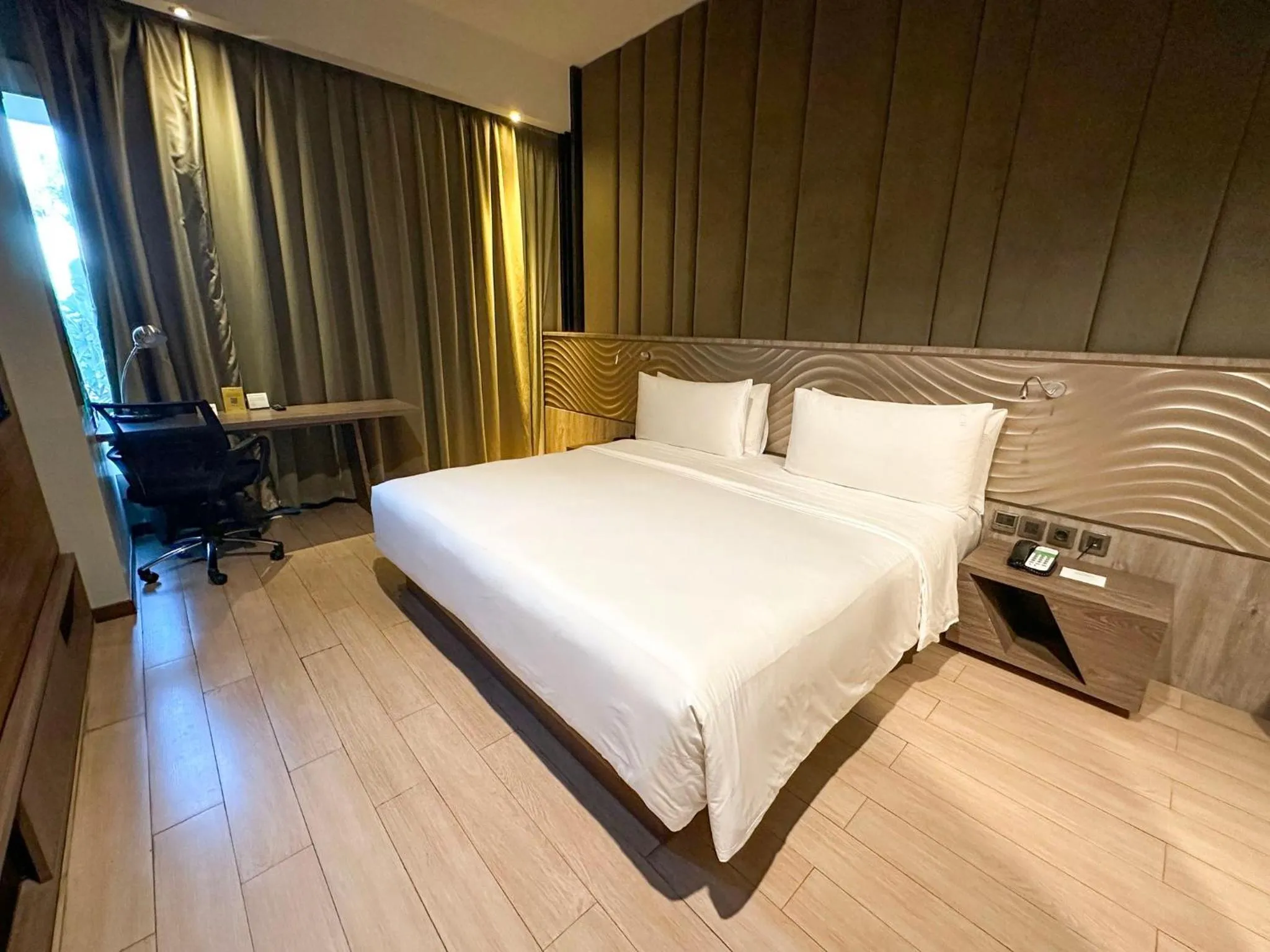 Photo of the whole room, Bed in Holiday Inn Cikarang Jababeka by IHG
