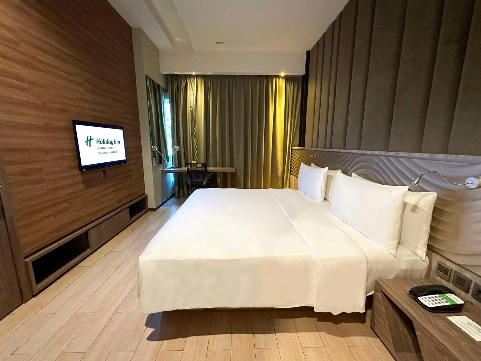 Photo of the whole room, Bed in Holiday Inn Cikarang Jababeka by IHG