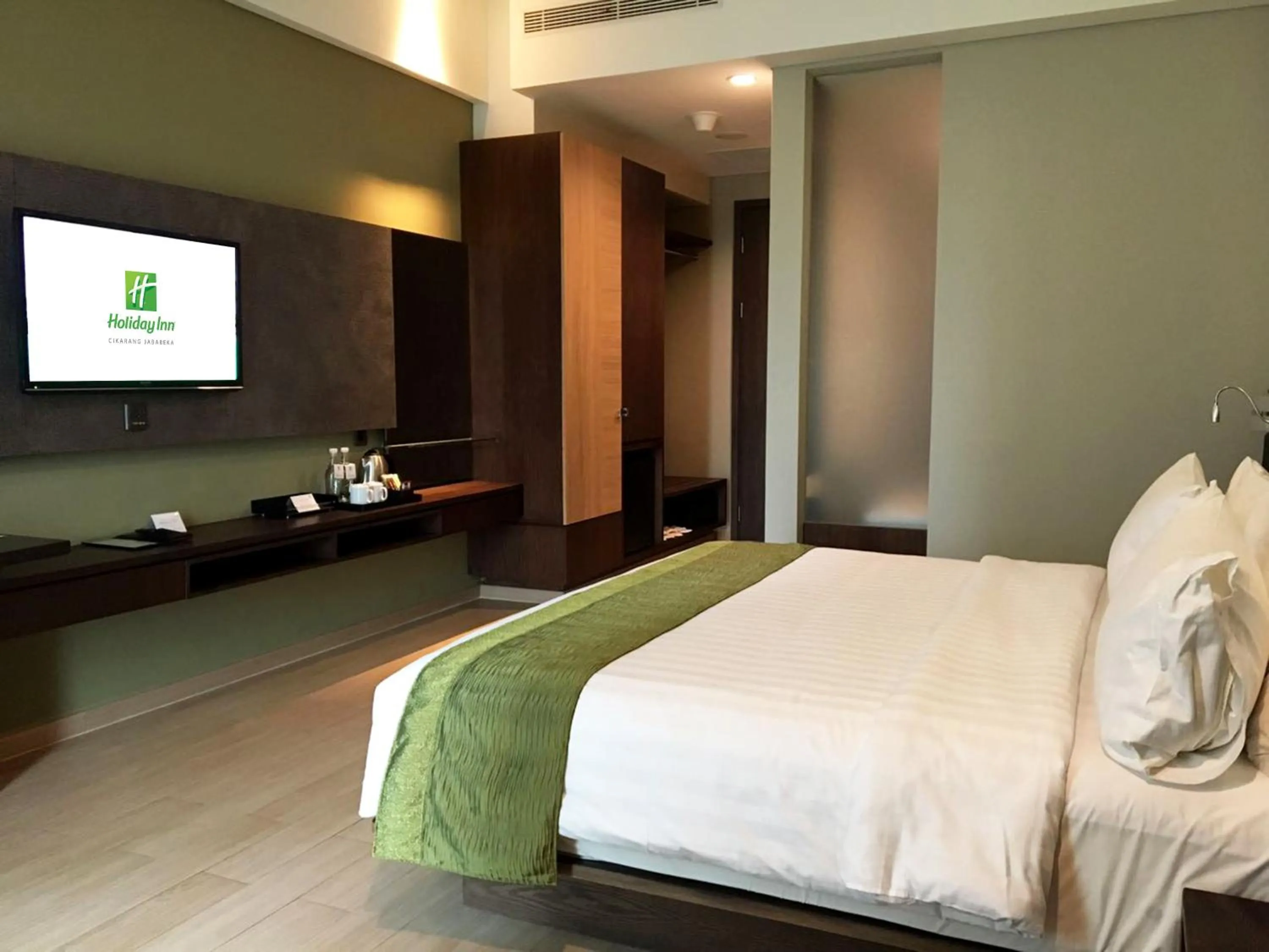 Photo of the whole room, Bed in Holiday Inn Cikarang Jababeka by IHG