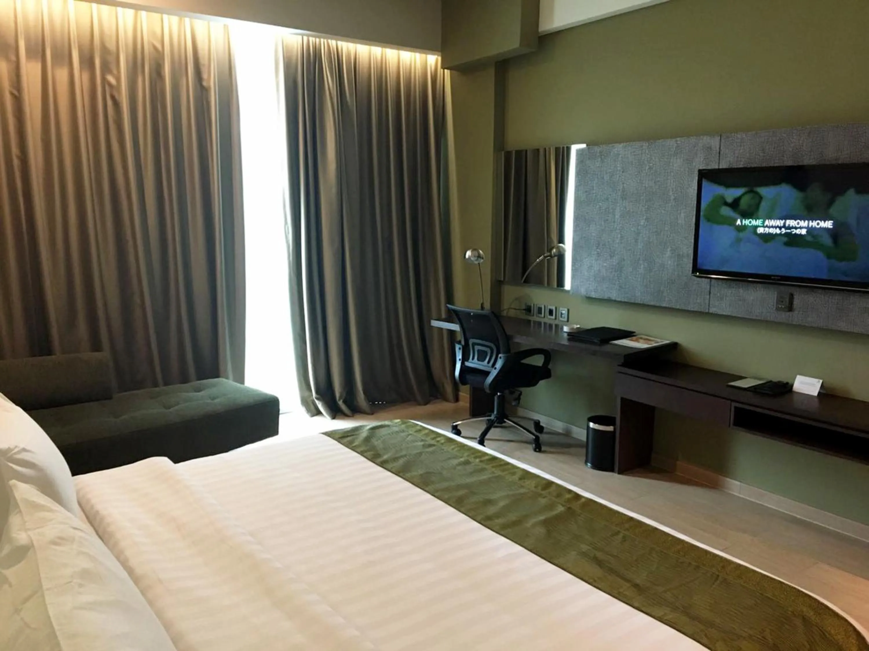 Photo of the whole room, Bed in Holiday Inn Cikarang Jababeka by IHG