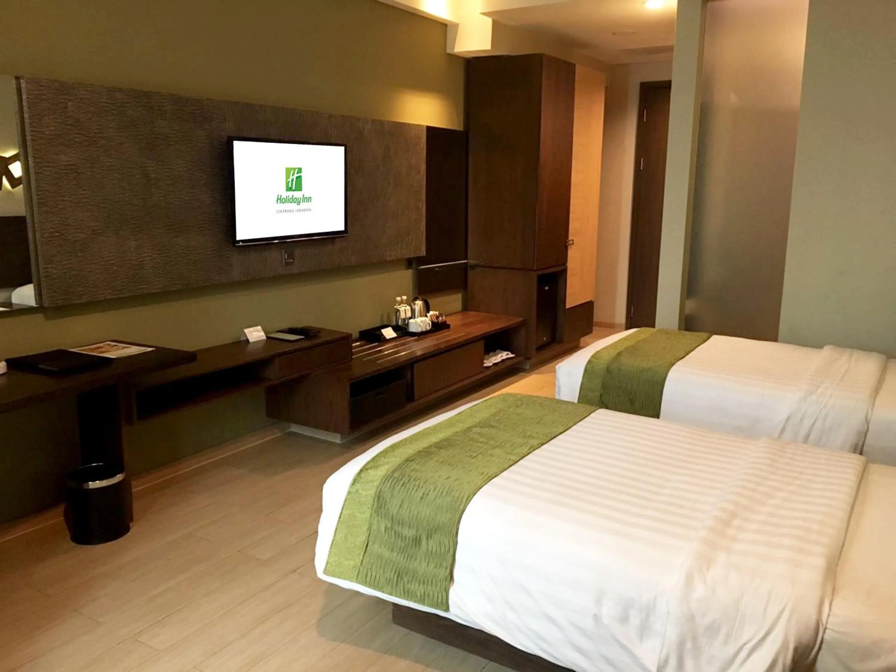 Photo of the whole room, Bed in Holiday Inn Cikarang Jababeka by IHG