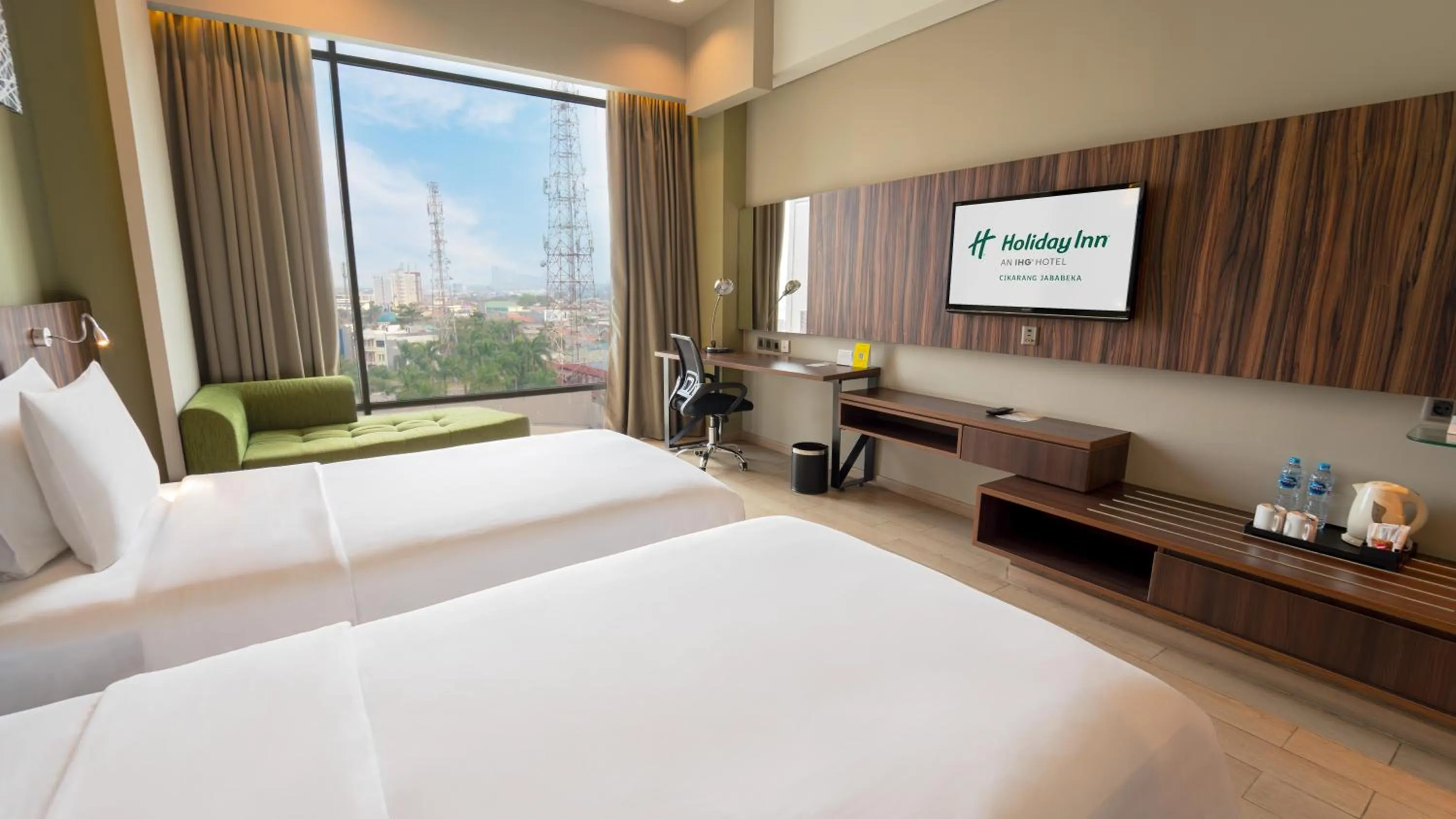 Photo of the whole room, Bed in Holiday Inn Cikarang Jababeka by IHG