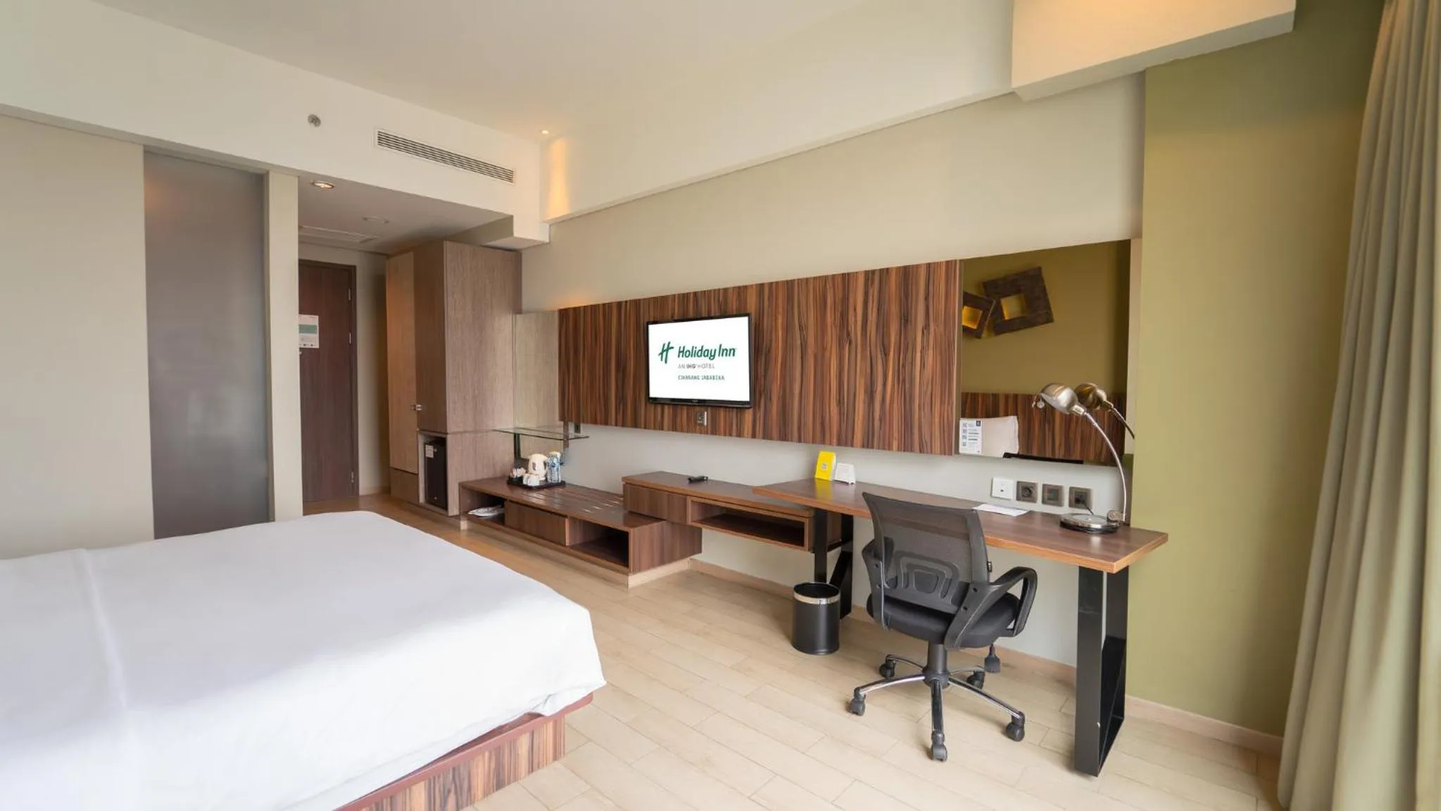 Photo of the whole room, Bed in Holiday Inn Cikarang Jababeka by IHG