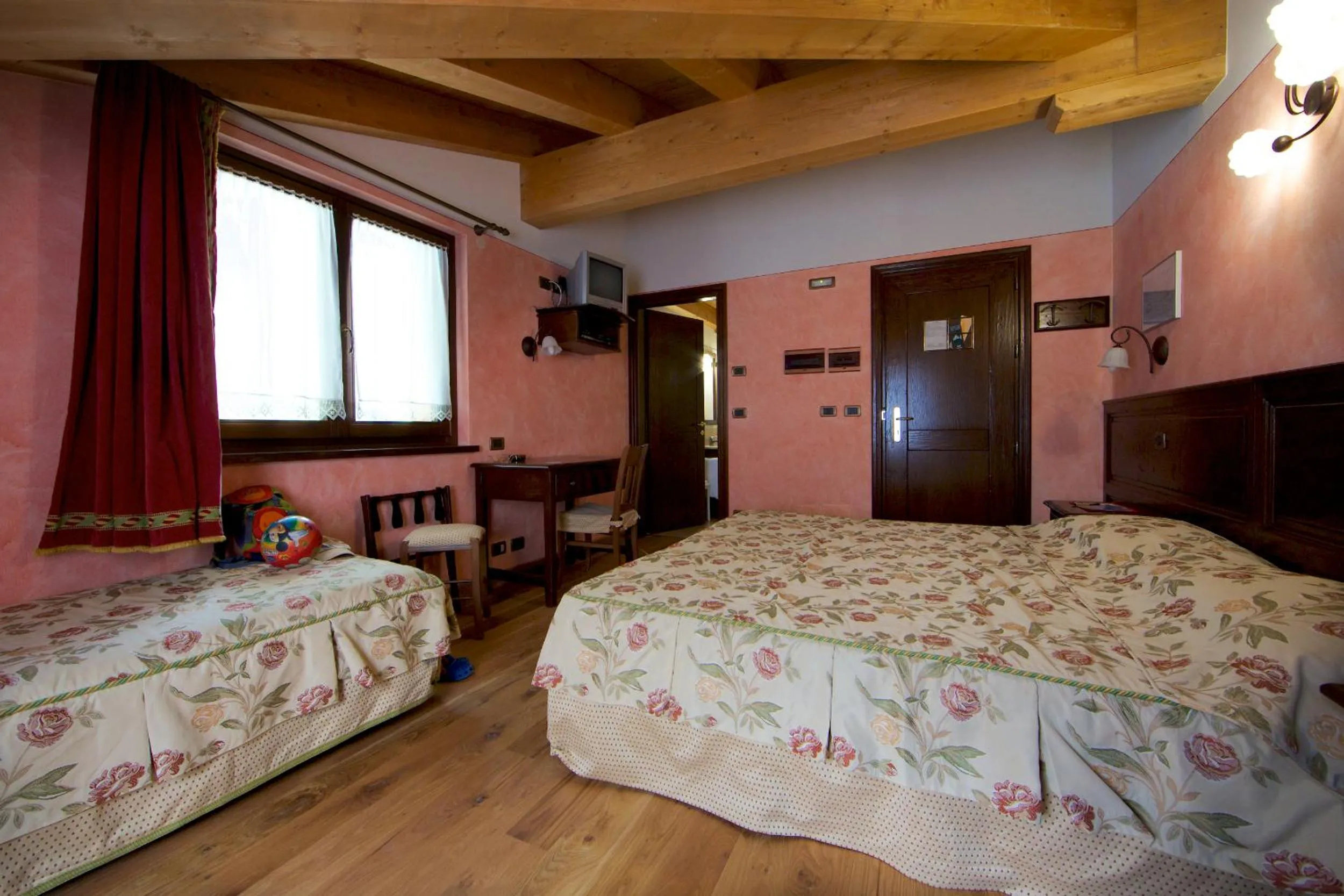 Spring, Bed in Hotel L' Aiglon