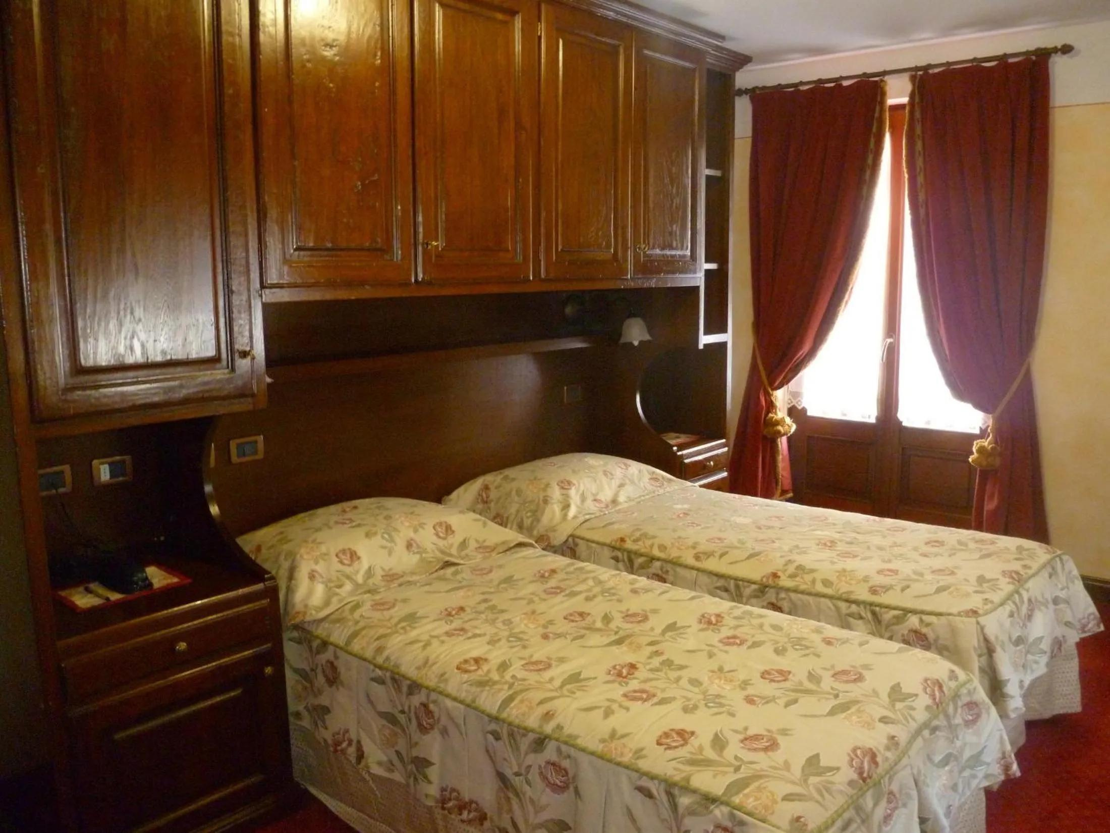 Shower, Bed in Hotel L' Aiglon