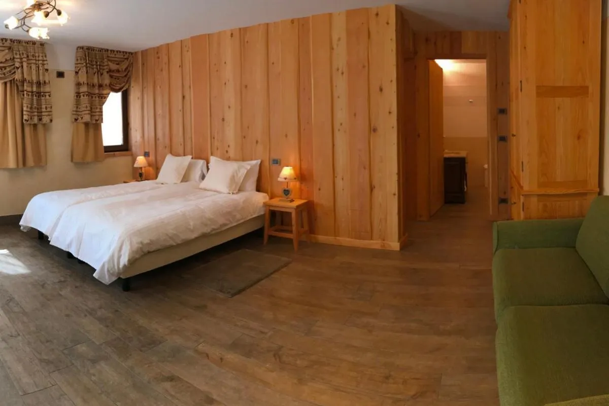 Spring, Bed in Hotel L' Aiglon