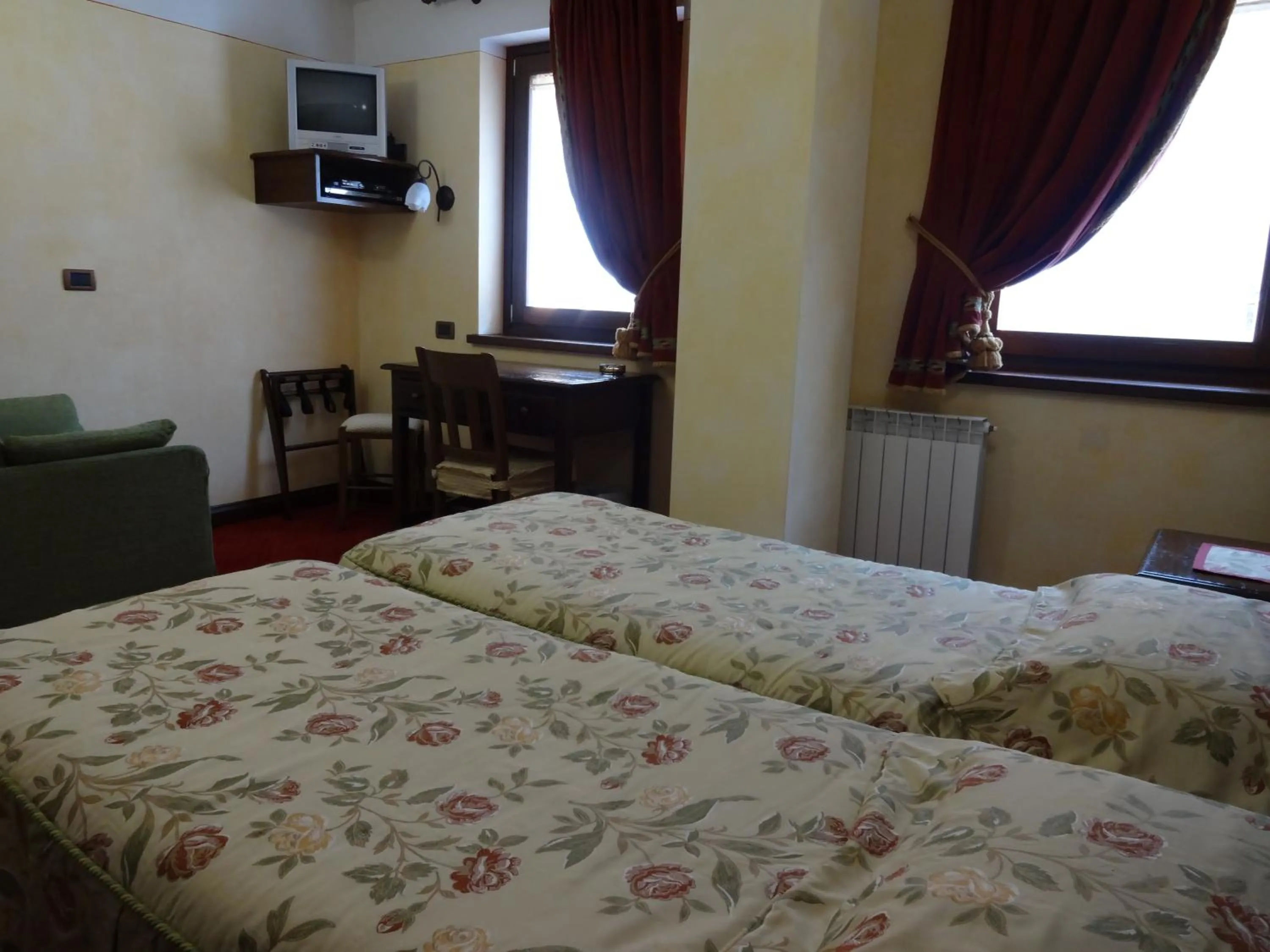 Shower, Bed in Hotel L' Aiglon