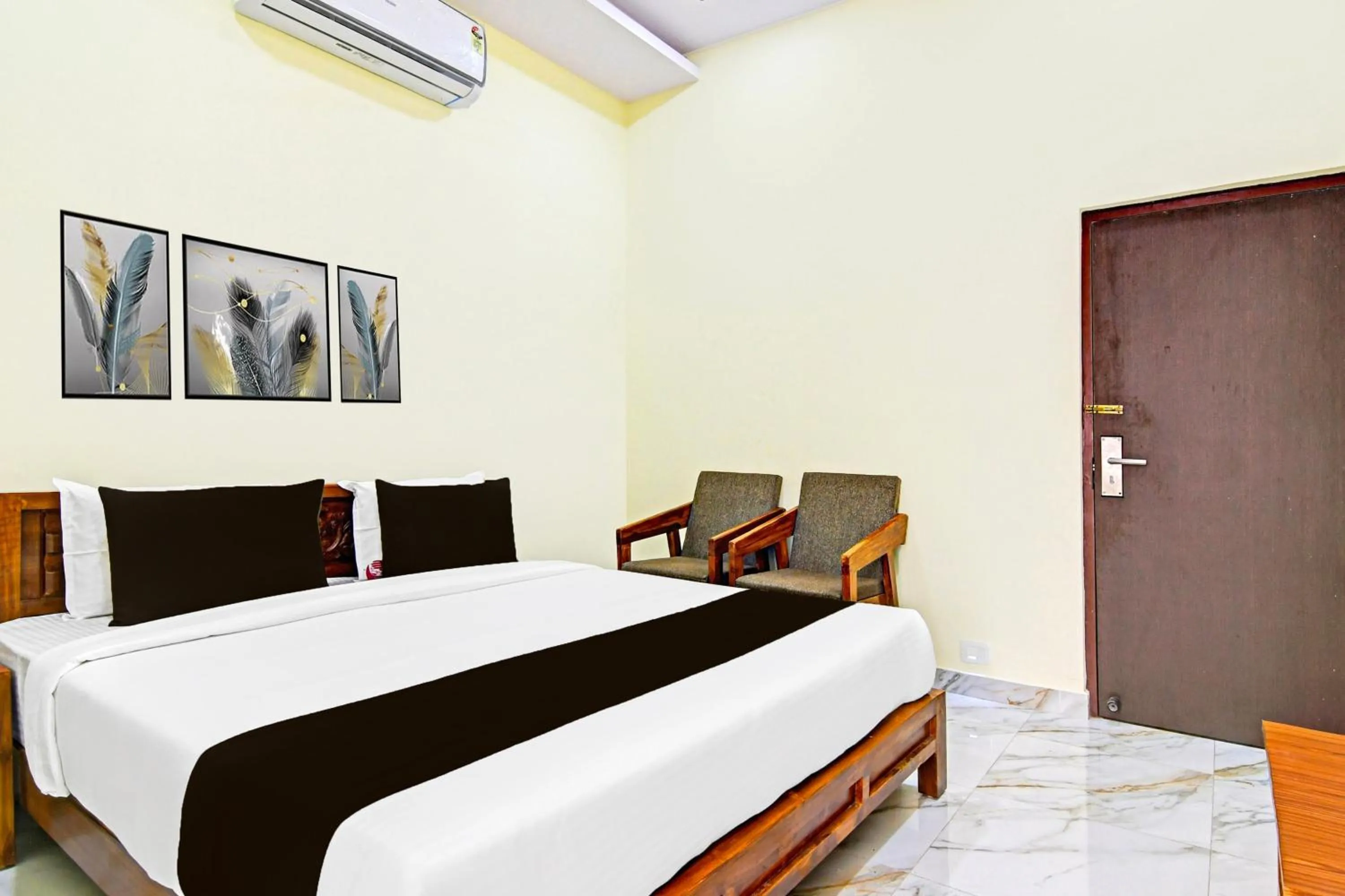 Bedroom, Bed in Super Townhouse Dwarakanagar Near Gurudwara