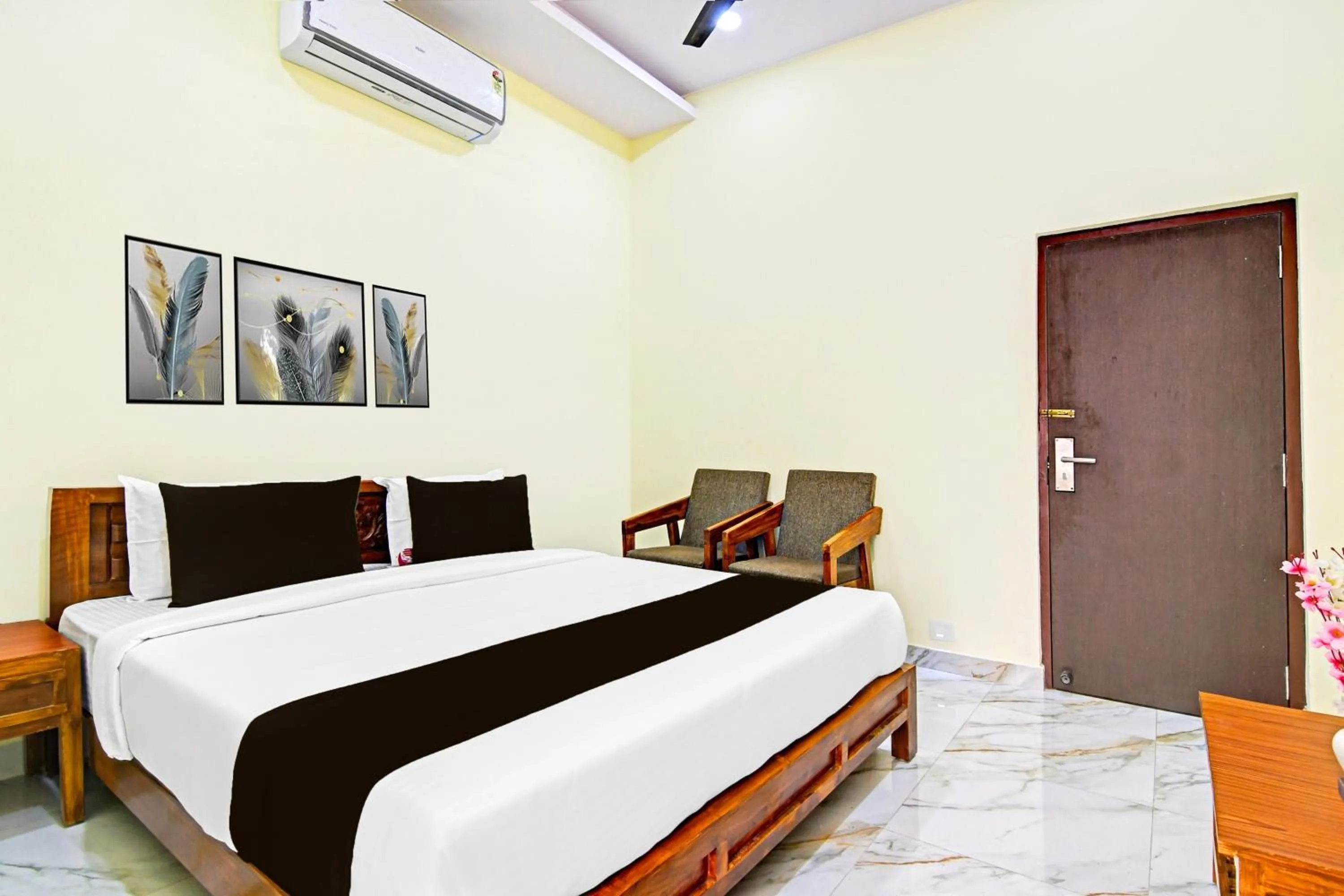 Bedroom, Bed in Super Townhouse Dwarakanagar Near Gurudwara