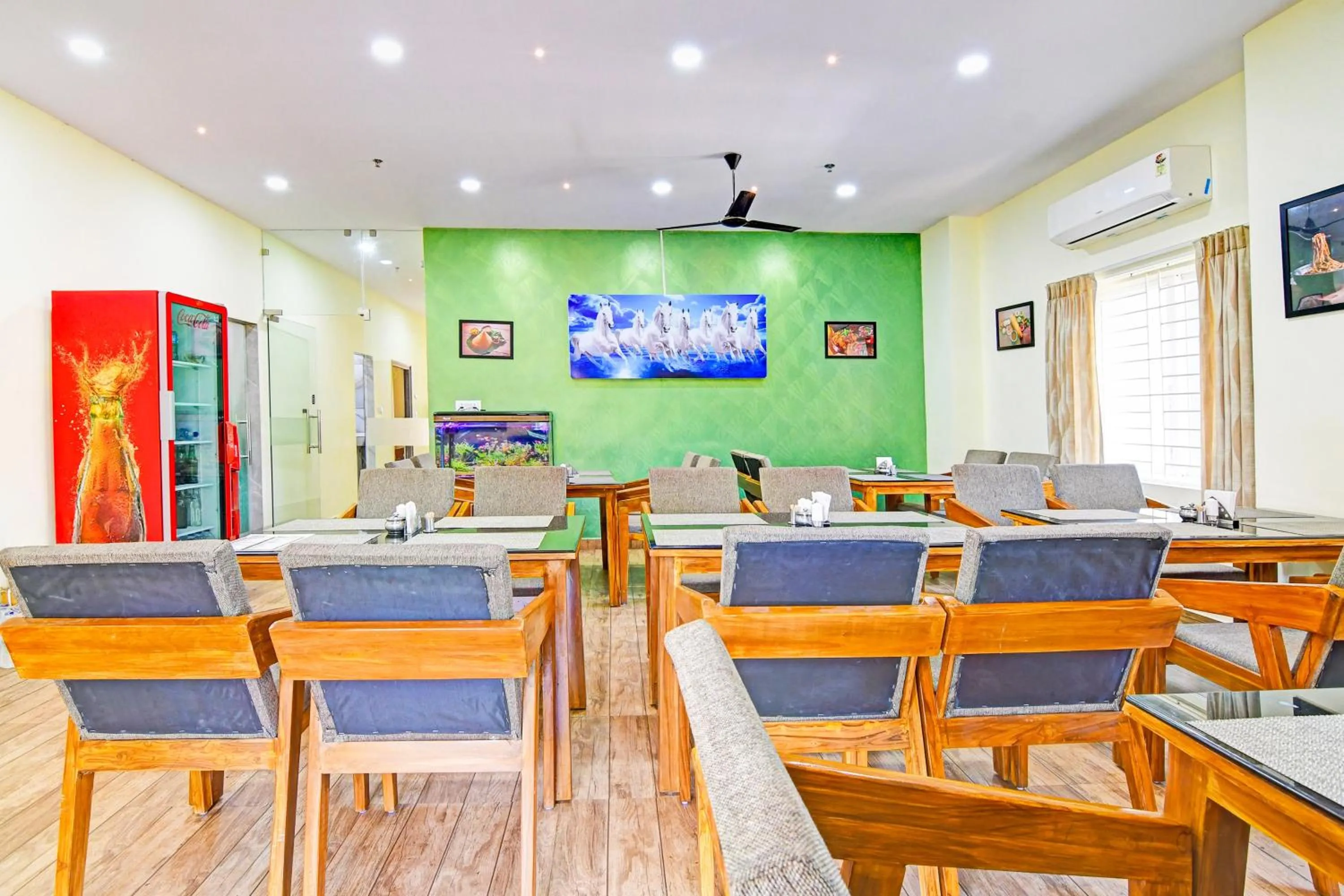 Restaurant/places to eat in Super Townhouse Dwarakanagar Near Gurudwara