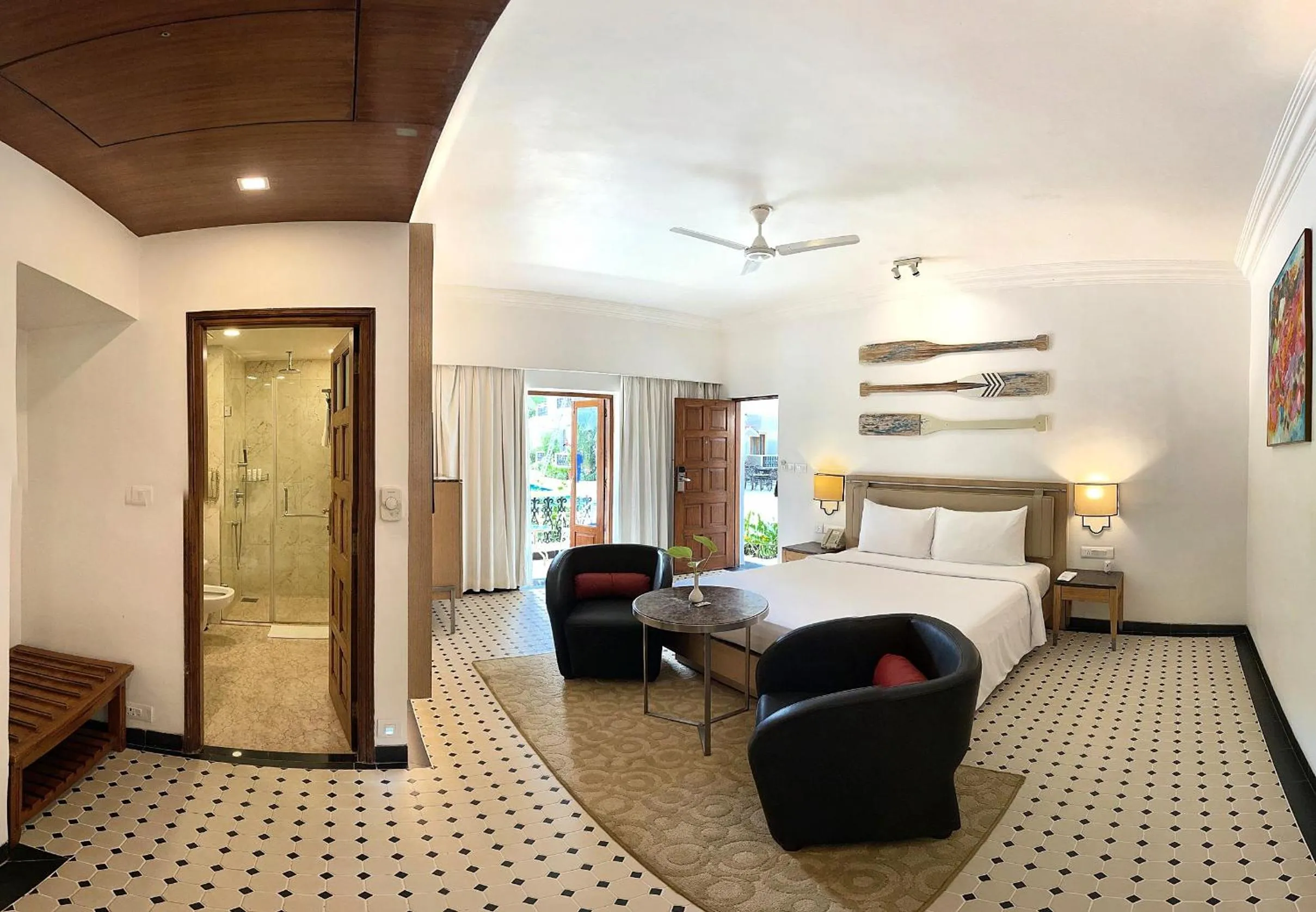 Seating area, Bed in Radisson Goa Candolim