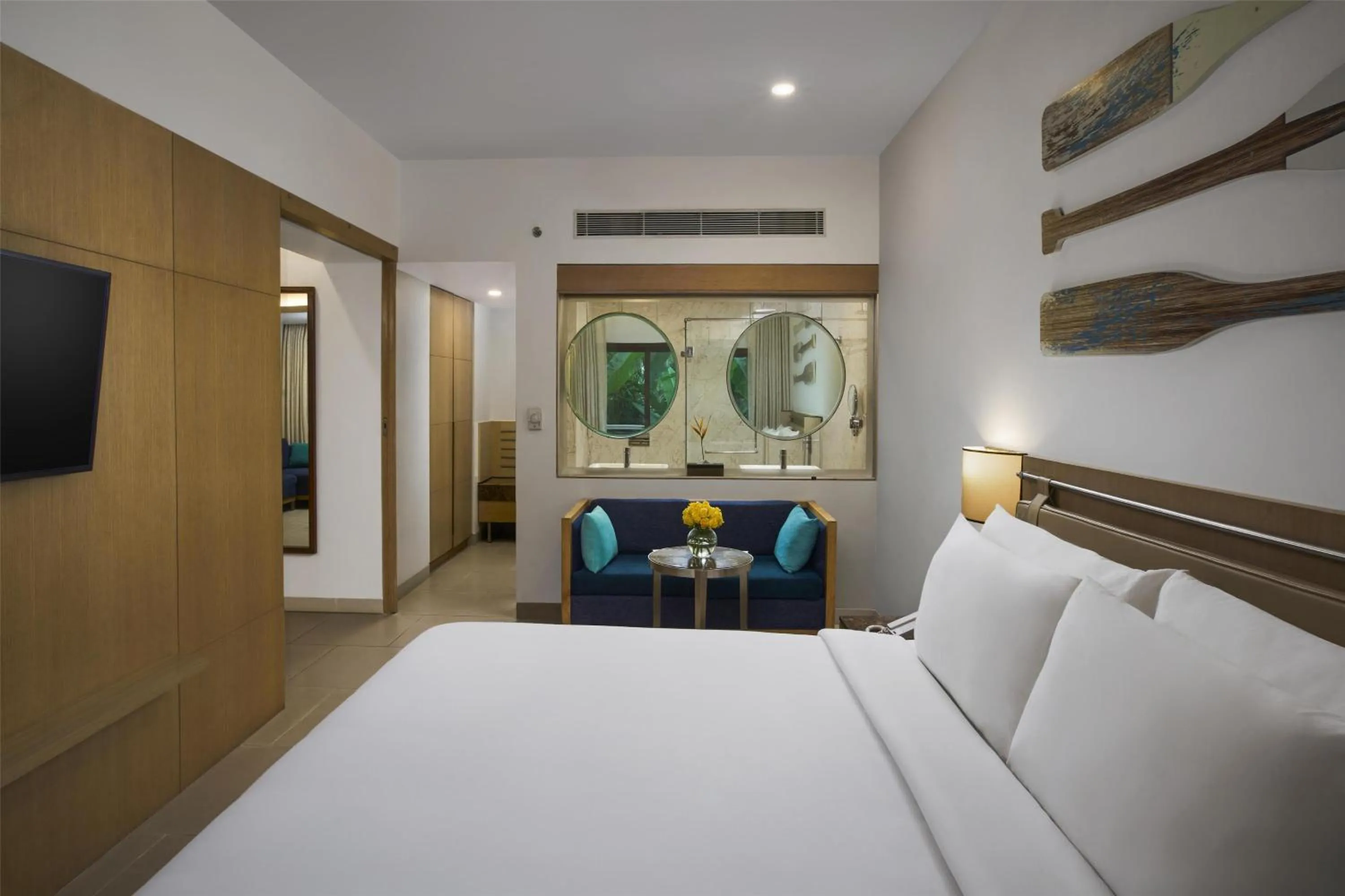 Photo of the whole room, Bed in Radisson Goa Candolim