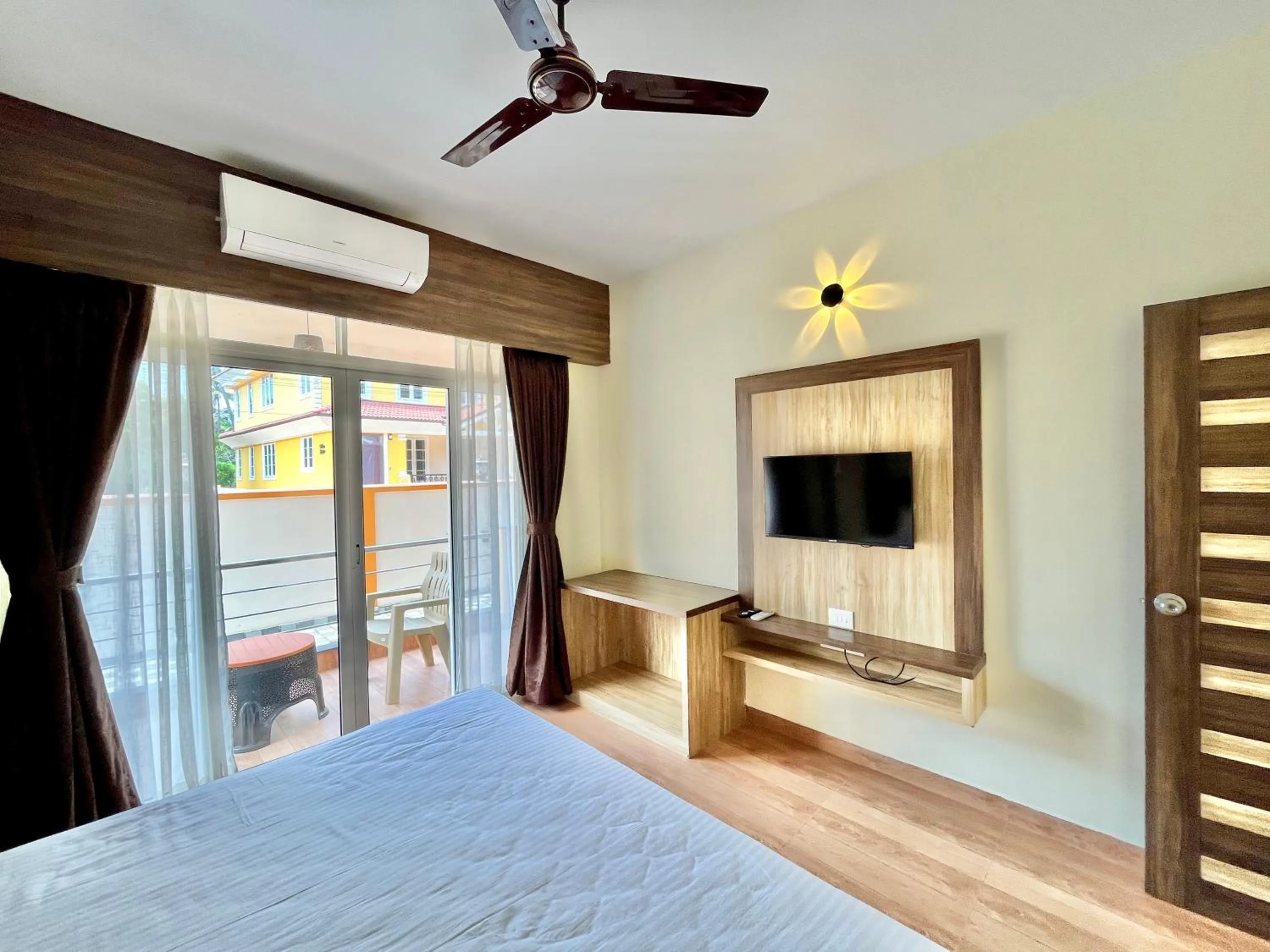 Communal lounge/ TV room, Bed in Lykke Suites- 2-min Drive to Colva Beach-By Goan Felicidade Hospitality PVT LTD