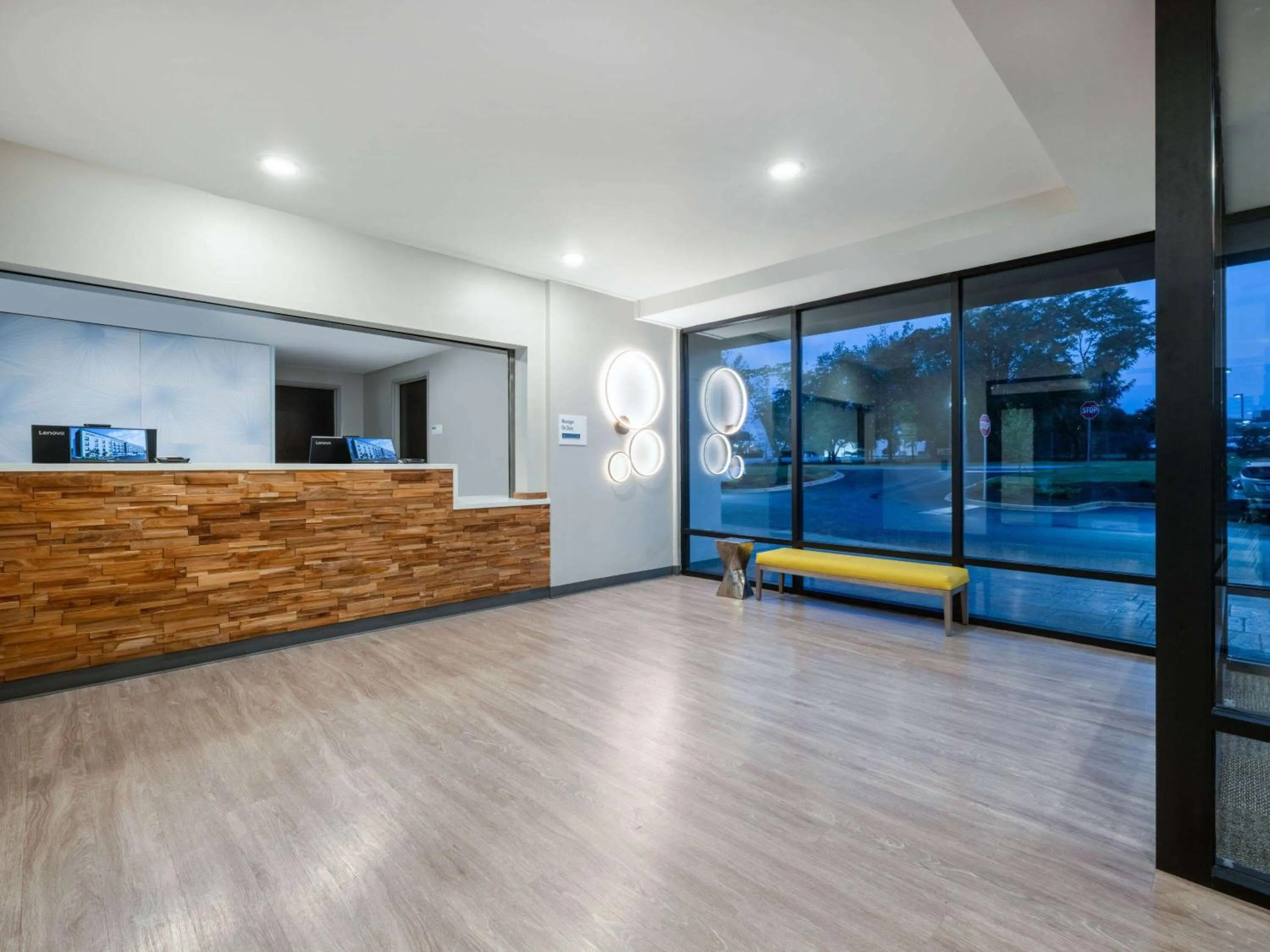 Lobby or reception in ECHO Suites Extended Stay by Wyndham Madison