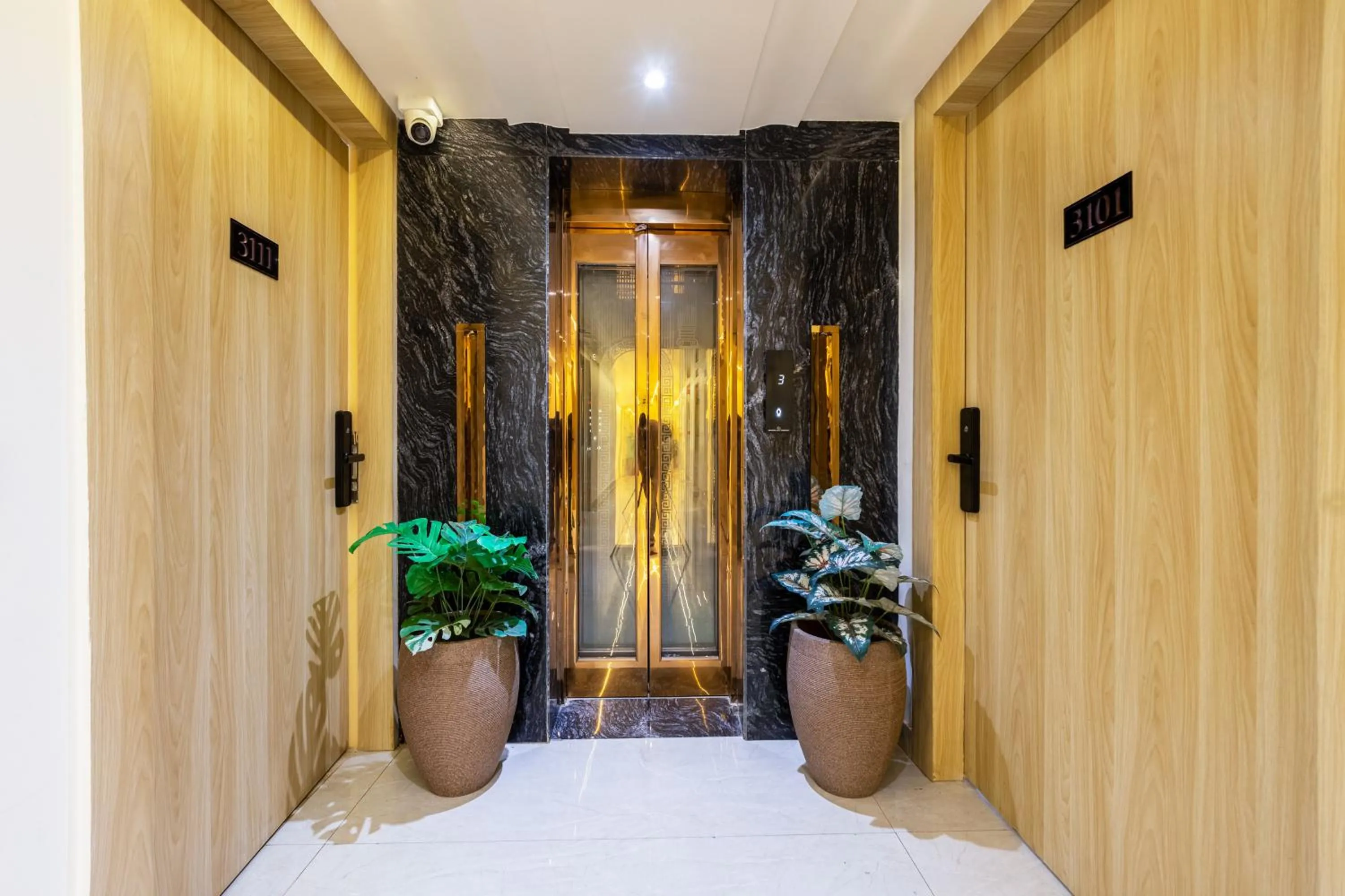 elevator in Dahabi Venue Premium- 9 min fr Delhi Airport