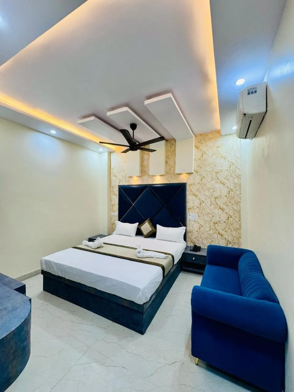 Bedroom, Bed in KashVi Hotels