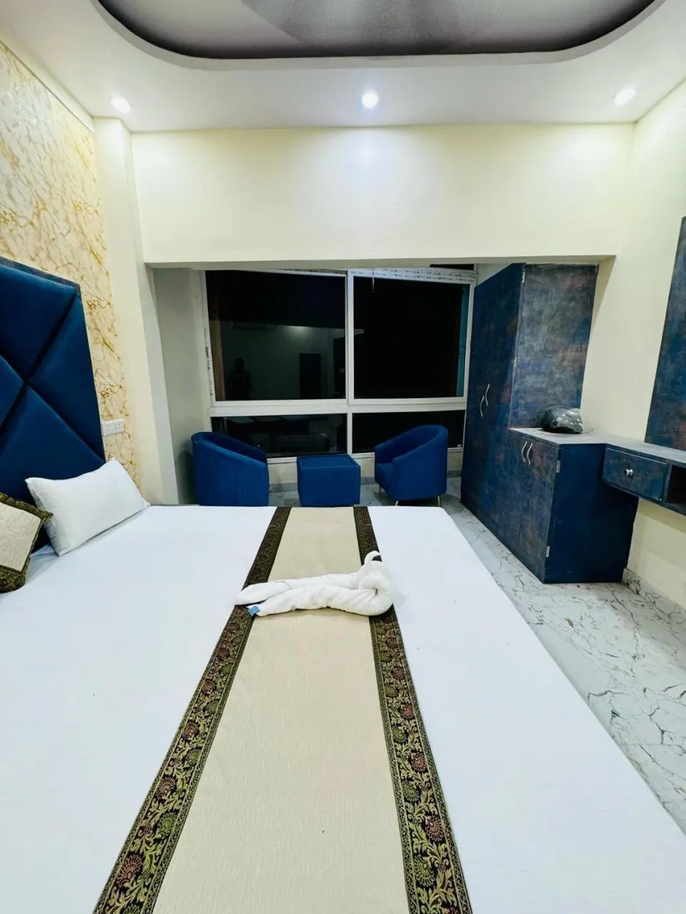 Bedroom, Bed in KashVi Hotels