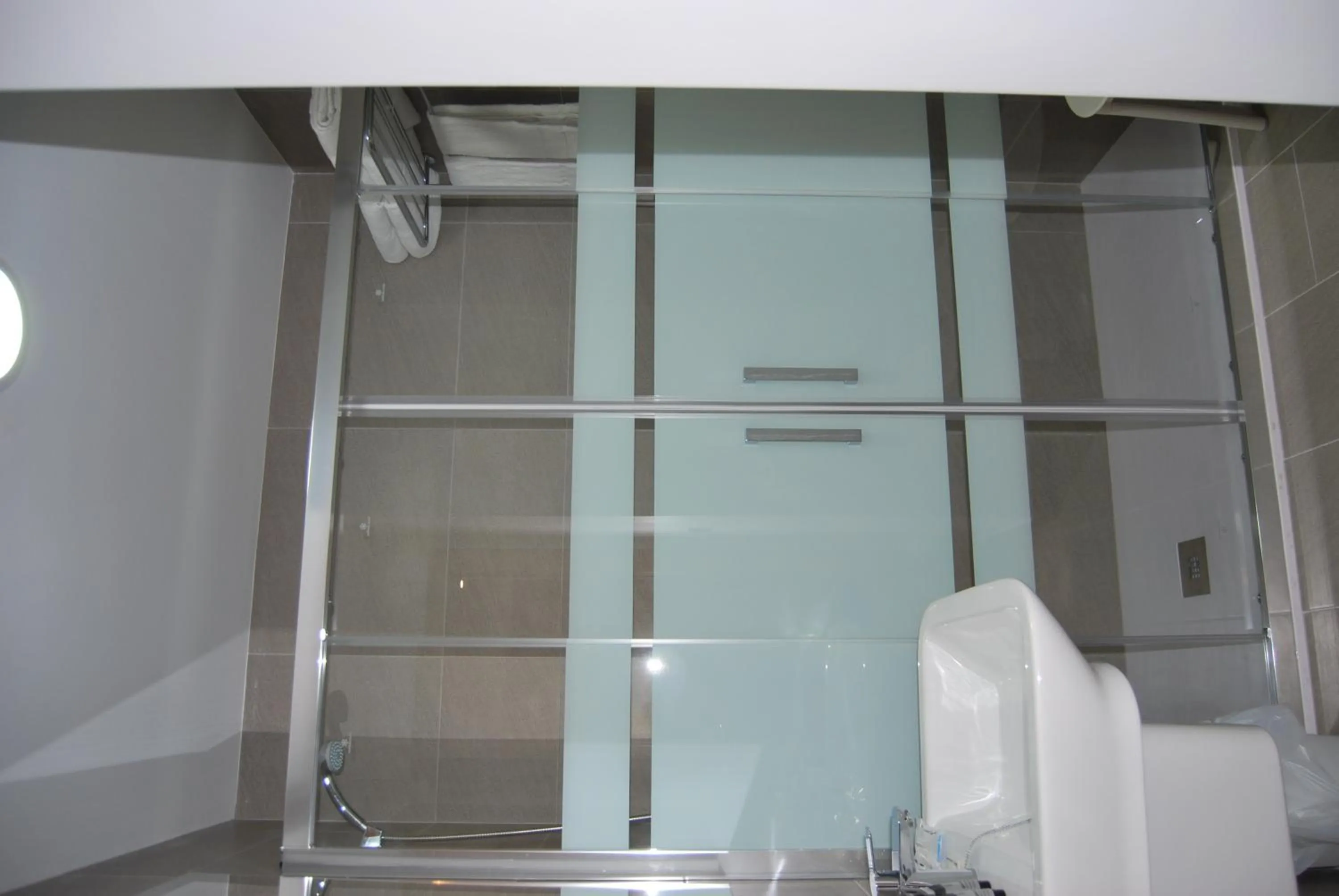 Shower in Estudiotel Alicante