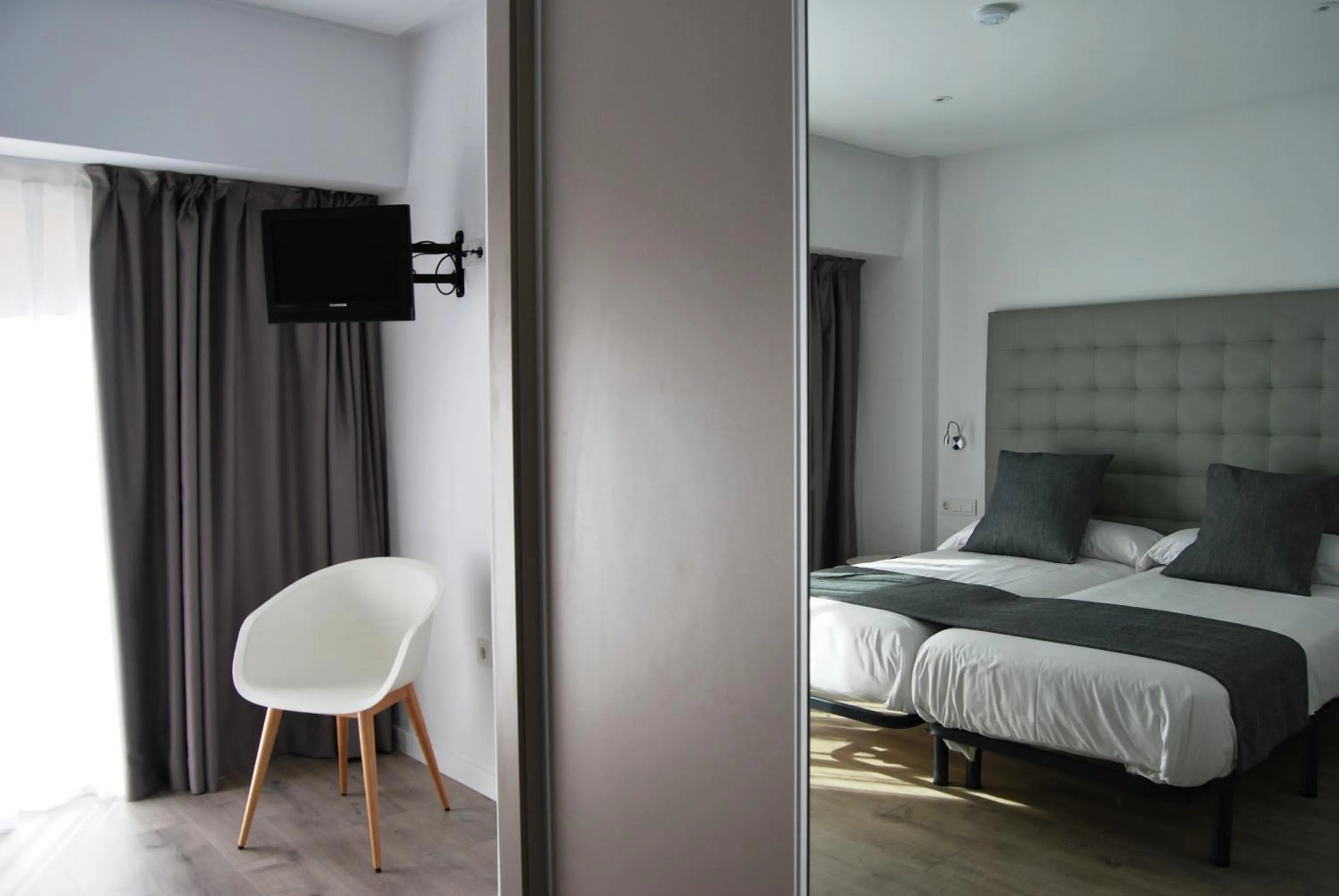 Photo of the whole room, Bed in Estudiotel Alicante