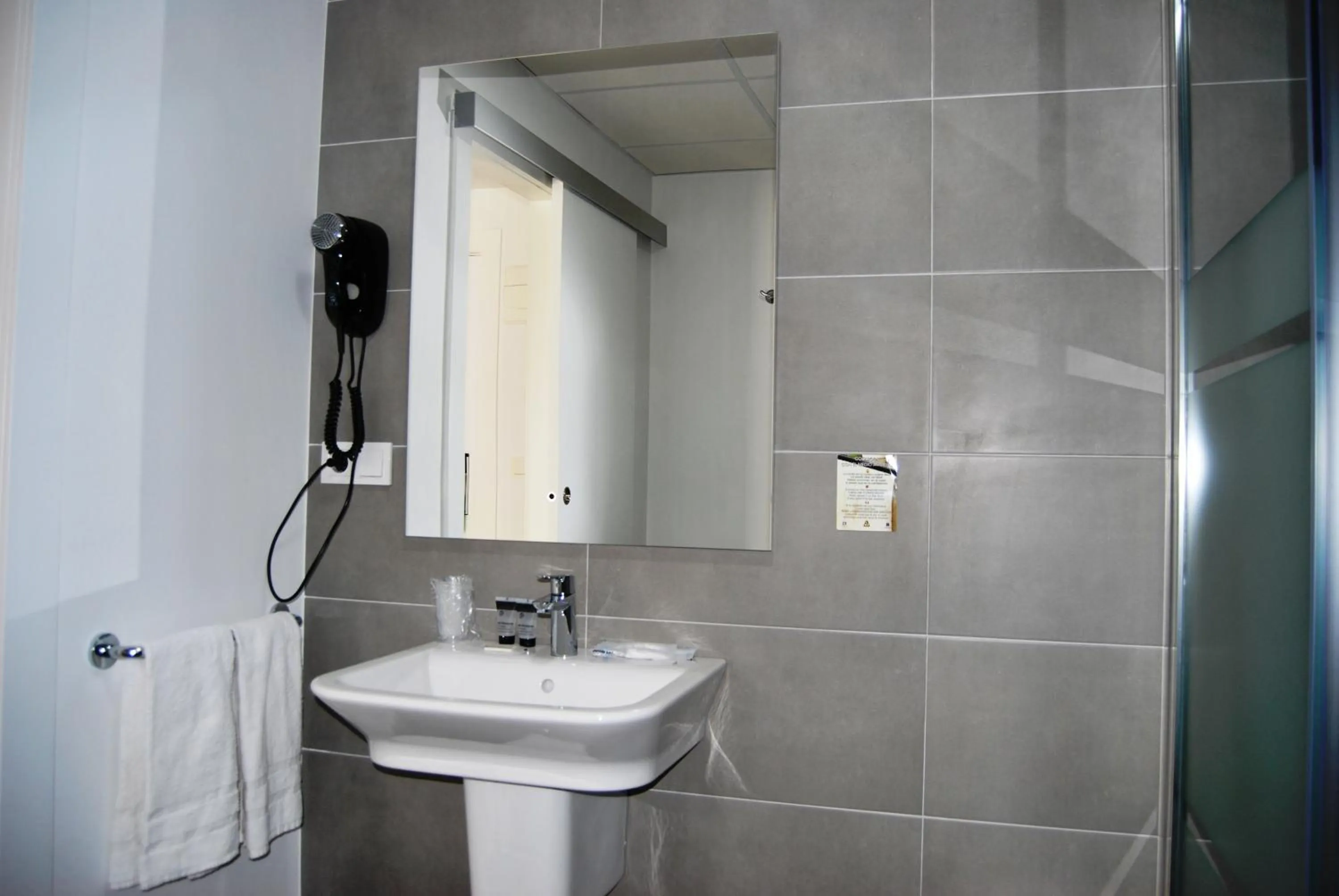 Shower in Estudiotel Alicante