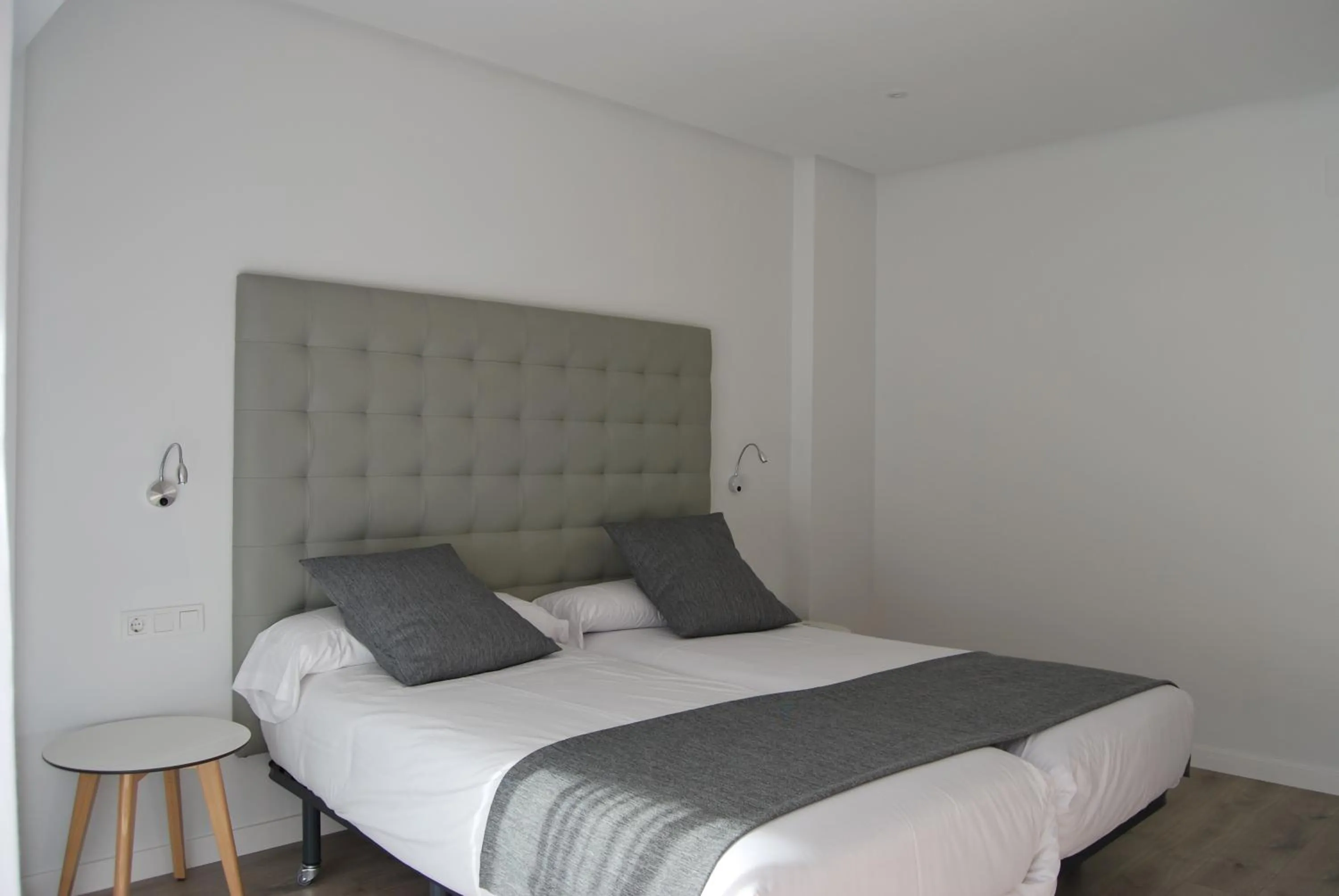 Photo of the whole room, Bed in Estudiotel Alicante