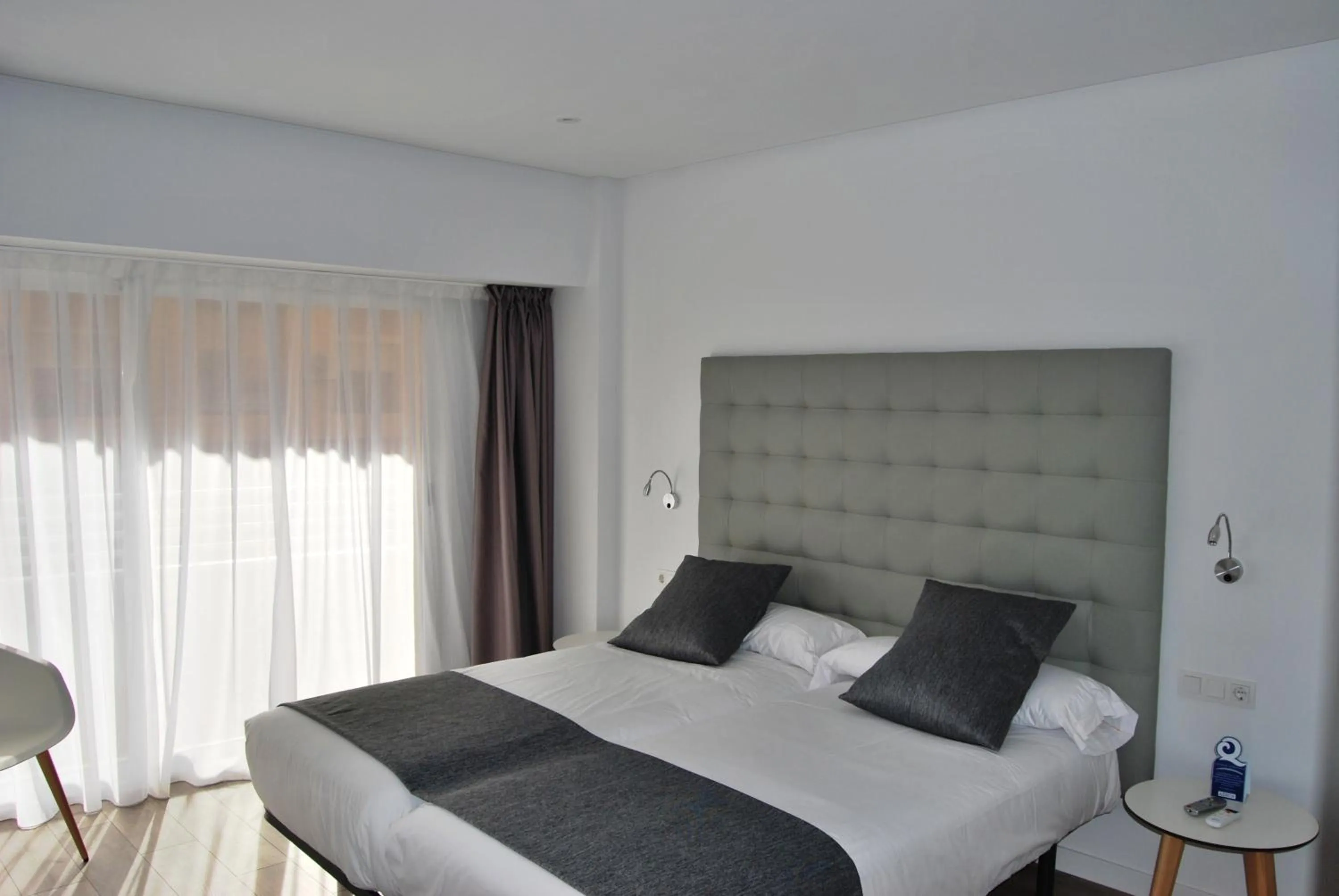 Shower, Bed in Estudiotel Alicante
