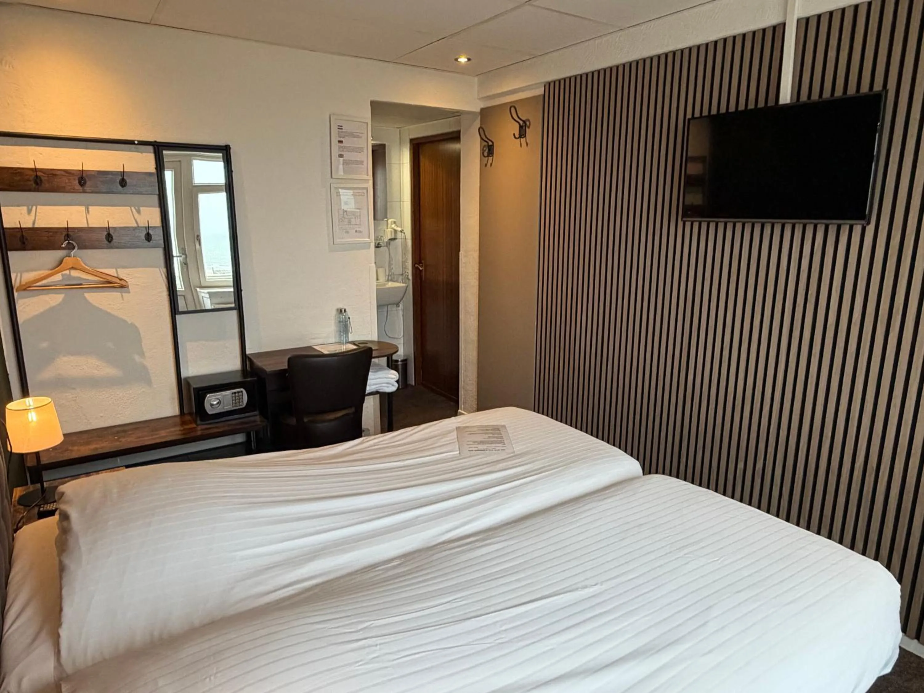 Small Double Room with Sea View  - single occupancy in Hotel Zee en Duin